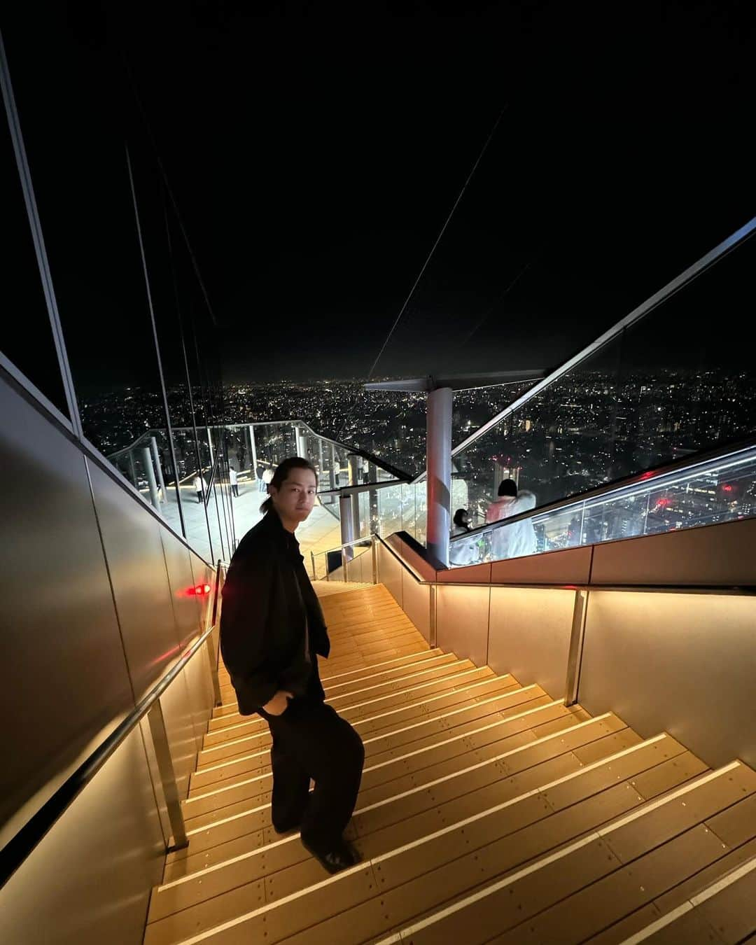 三海裕弥さんのインスタグラム写真 - (三海裕弥Instagram)「If you are ever in Shibuya, visit “SHIBUYA SKY” In Sparkling View, reflections were beautiful. ⭐️ ⭐️ ⭐️ ⭐️ ⭐️ @shibuya_sky  #PR #渋谷スカイ #shibuyasky #渋谷スクランブルスクエア #sparklingview #東京デート #お出かけスポット #渋谷駅 #クリスマスイベント」11月27日 20時37分 - kapetayo_yuya