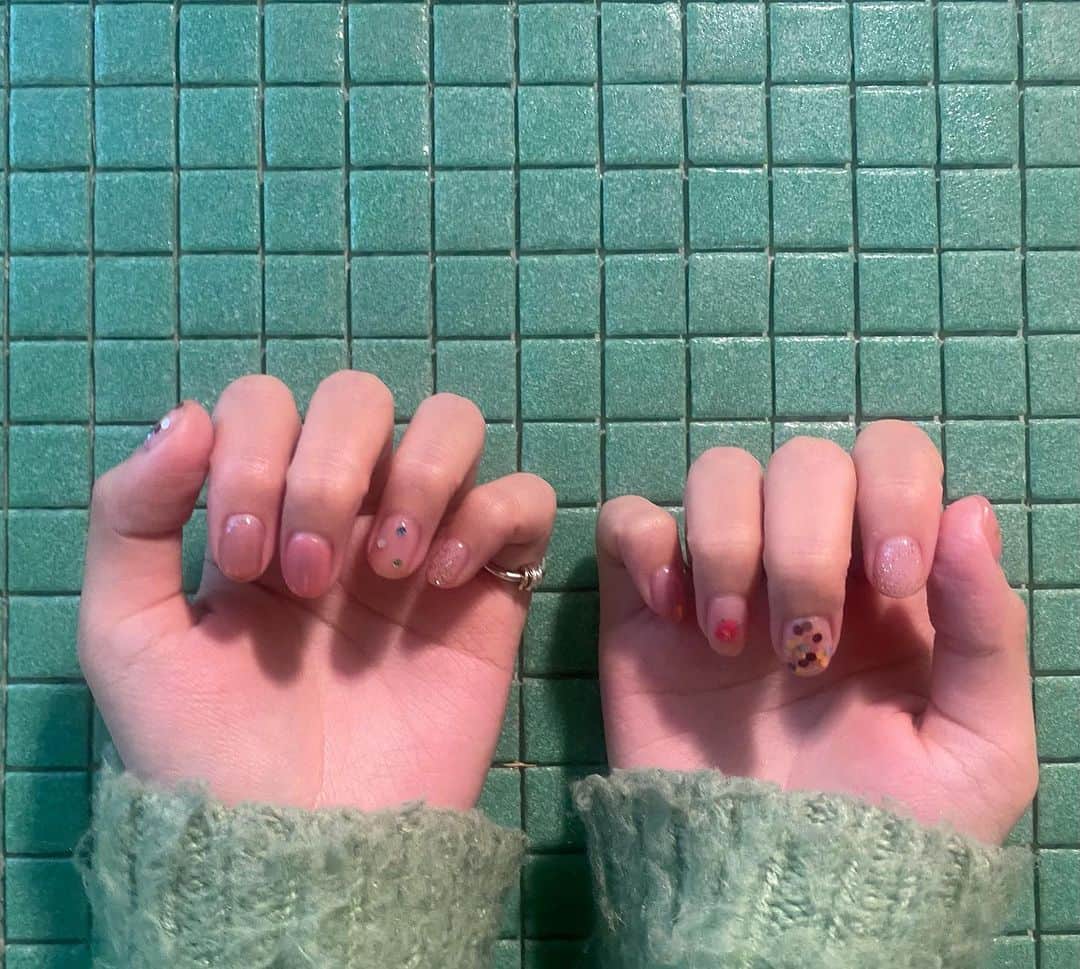 吉澤嘉代子さんのインスタグラム写真 - (吉澤嘉代子Instagram)「「好日」でおきよさんにネイルをしてもらいました。 "ギャルになりたい"をテーマに、きらきらをいっぱいのせてもらえて嬉しい。ついつい爪をみてうっとりしてしまう💅  @okiyonail  #好日 #okiyonail」11月27日 20時39分 - yoshizawakayoko