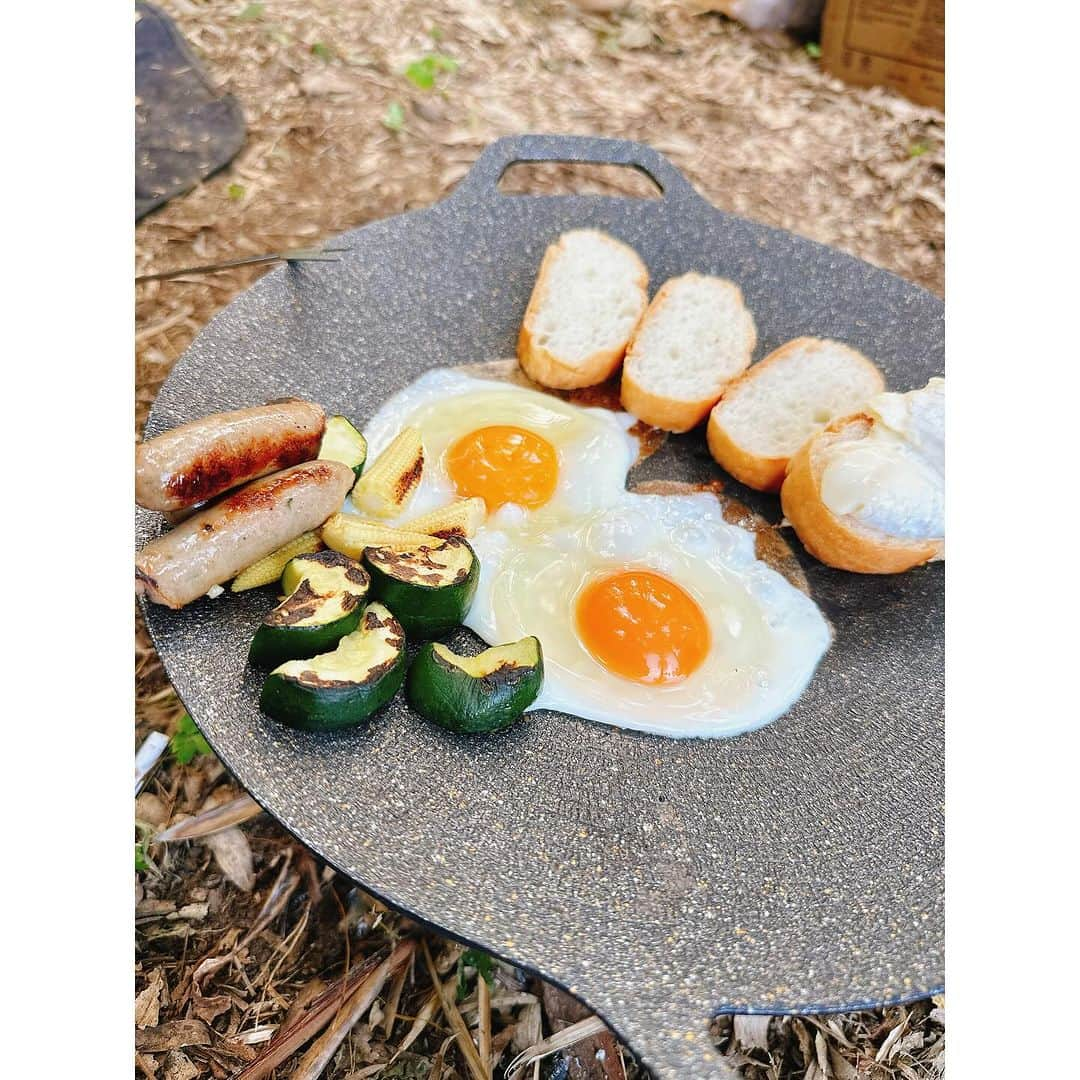 水崎綾女さんのインスタグラム写真 - (水崎綾女Instagram)「Camp🏕️🐶🌰 キャンプの季節だぁぁぁぁーー 虫が苦手すぎるから夏は遠慮してるんだけど、秋冬は寒いから焚き火もやりがいがあるしとっても好き。  ご飯は今回初使用のマルチグリドル。なんかマックでそんなバーガーがあったような…🍔？ これとっても使いやすくて、ほんとうにおすすめだった。なんでも作れるしくっつかない最高。チーズフォンデュもあちあちで美味しすぎた。  焚き火が大好きなんだぁ〜。 まろんに見守られながらフェザースティック作って着火。ぱちぱちって音が素敵だよね。癒されたぁ。  マシュマロ持っていくの忘れたから、次はスモアもね。  #dog #dogoftheday #camping #camp #camplife #camper #冬キャンプ #焚き火 #🔥 #fire #キャンプ女子 #フェザースティック #マルチグリドル #チーズフォンデュ #ご飯」11月27日 20時39分 - misakiayame