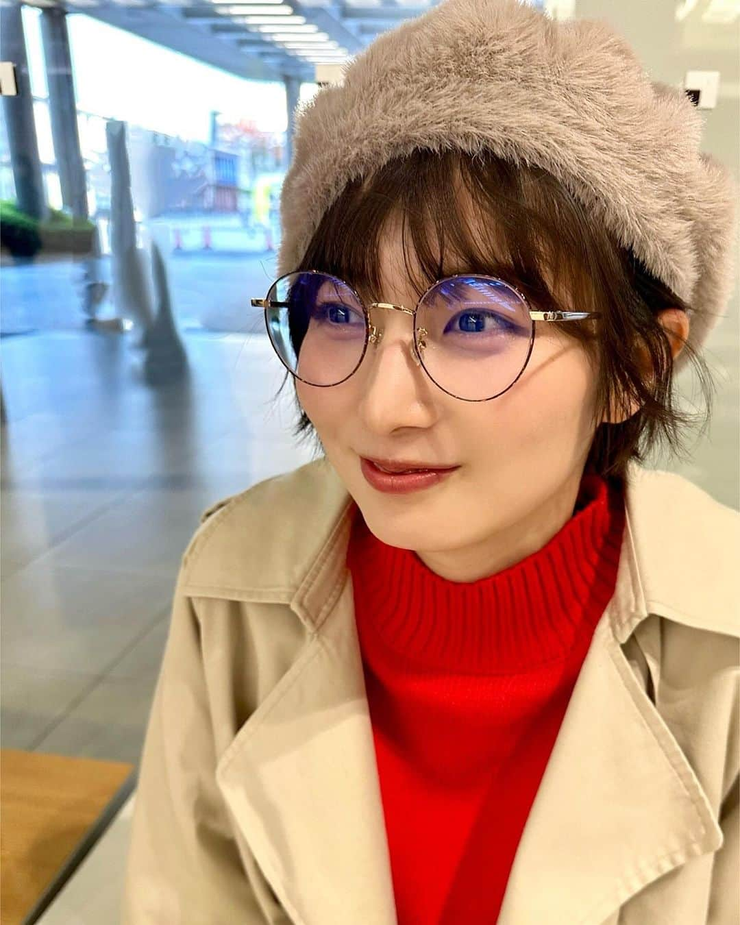 大島璃乃のインスタグラム：「#めがねりの 🤓 寒くなってきたね❄️ やっとふわふわベレー帽 被れる季節になったよ みんな風邪ひかないように気をつけてね😘  このときはお仕事終わりに メイクさんが撮ってくれた写真📸✨ 髪も可愛くセットしてくれました🥰 いつもありがとうございます！！！  #大島璃乃 #冬コーデ #冬服コーデ #冬服  #メガネ #メガネ女子 #メガネコーデ  #ベレー帽コーデ #赤 #ニット #ニットコーデ  #ベレー帽 #帽子コーデ #ショートヘア  #ショートヘア女子  #glasses #glasses👓 #fashion #winter  #beret #knit #knitlove #fashionstyle  #shorthair #shorthairstyle #hairarrenge」