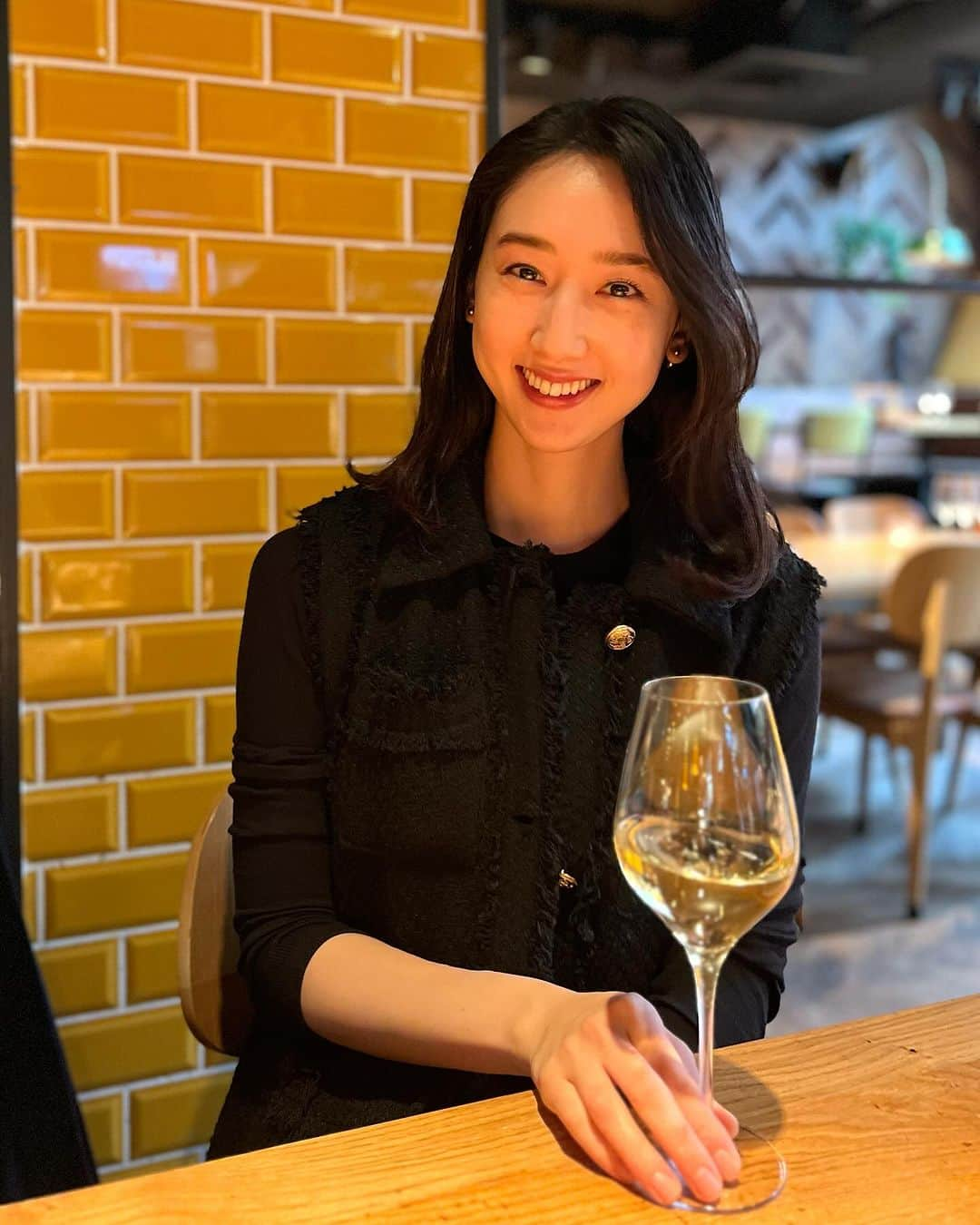 松原汐織のインスタグラム：「I’ve been in Amsterdam for 2 months. I found the best restaurant in Amsterdam for my family at the moment🍴 @pesca.restaurant doesn’t have a menu. We choose and discuss how to cook at the fish market🐟 My husband and I ordered Oysters, Calamari and grilled Seabass. Everything was perfect!! Also, there is a nappy-changing seat and baby chairs. Its staff is gentle. It’s an amazing Baby-friendly restaurant👏🏻 I recommend there to every family💕💕 ・ ・ アムステルダムに住んで、2ヶ月が経過🇳🇱 現時点で、我が家のNo. 1レストランを紹介します♡  オランダは意外にも魚介類が美味しいんです😋(オランダ産ハマチ、なんてものも) PESCAはメニューが無く、並んでいる魚介類の中から、素材と調理法を決めます。オーダーした、生牡蠣＆カラマリ＆スズキのグリルはどれも美味しくて完璧◎ そして、オムツ替えシートとキッズチェアがあるのも有り難い！！  料理が美味しい×ベビーフレンドリー×オシャレ＝最高！🙌🏻 ヨーロッパ旅行中は肉食になりがちだと思うので、旅行客の方にも♡ 全子連れ家族にオススメしたいお店です👶🏻💕  余談ですが、ジレのインナーにロンTとして着ているのはUNIQLOのリブ素材の極暖。進化していてビックリ〜極暖に感激してます🤭笑 ・ ・ ー #baby #babygirl #9monthsold #mumofagirl #lovemyfam #netherlands #amsterdam  #pesca #lekker  #オランダ #オランダ生活 #オランダグルメ  #アムステルダム #アムステルダム生活  #アムステルダム子育て #オランダ子育て #子連れアムステルダム #オランダグルメ  #ヨーロッパ #ヨーロッパ在住 #ヨーロッパ子育て #海外子育て #海外子育てママ #令和5年ベビー #女の子ママ  #shioriinnetherlands2023」