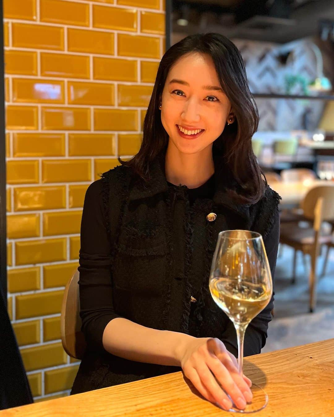松原汐織さんのインスタグラム写真 - (松原汐織Instagram)「I’ve been in Amsterdam for 2 months. I found the best restaurant in Amsterdam for my family at the moment🍴 @pesca.restaurant doesn’t have a menu. We choose and discuss how to cook at the fish market🐟 My husband and I ordered Oysters, Calamari and grilled Seabass. Everything was perfect!! Also, there is a nappy-changing seat and baby chairs. Its staff is gentle. It’s an amazing Baby-friendly restaurant👏🏻 I recommend there to every family💕💕 ・ ・ アムステルダムに住んで、2ヶ月が経過🇳🇱 現時点で、我が家のNo. 1レストランを紹介します♡  オランダは意外にも魚介類が美味しいんです😋(オランダ産ハマチ、なんてものも) PESCAはメニューが無く、並んでいる魚介類の中から、素材と調理法を決めます。オーダーした、生牡蠣＆カラマリ＆スズキのグリルはどれも美味しくて完璧◎ そして、オムツ替えシートとキッズチェアがあるのも有り難い！！  料理が美味しい×ベビーフレンドリー×オシャレ＝最高！🙌🏻 ヨーロッパ旅行中は肉食になりがちだと思うので、旅行客の方にも♡ 全子連れ家族にオススメしたいお店です👶🏻💕  余談ですが、ジレのインナーにロンTとして着ているのはUNIQLOのリブ素材の極暖。進化していてビックリ〜極暖に感激してます🤭笑 ・ ・ ー #baby #babygirl #9monthsold #mumofagirl #lovemyfam #netherlands #amsterdam  #pesca #lekker  #オランダ #オランダ生活 #オランダグルメ  #アムステルダム #アムステルダム生活  #アムステルダム子育て #オランダ子育て #子連れアムステルダム #オランダグルメ  #ヨーロッパ #ヨーロッパ在住 #ヨーロッパ子育て #海外子育て #海外子育てママ #令和5年ベビー #女の子ママ  #shioriinnetherlands2023」11月27日 20時50分 - shiori_ma_