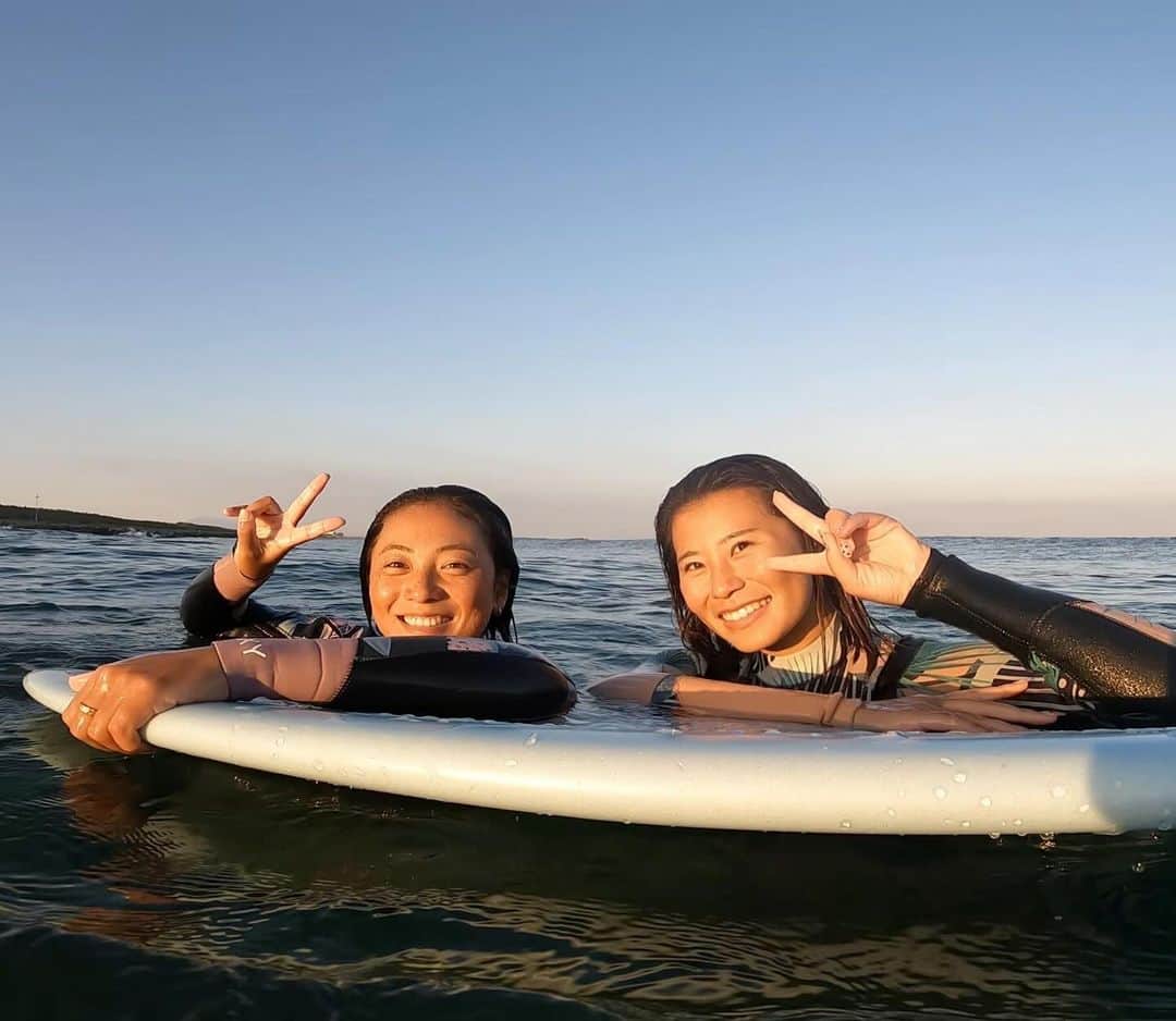 渡辺愛のインスタグラム：「5日間の大きなイベントに関わらせてもらいました🌞✨ 波もよく、天気もよく、宮崎の良さを少しでも伝えれたかなと思います🌴‼︎ @sasuline_community の皆さんはとても仲が良く暖かく優しく楽しく5日間ガイドができました🏄🏼‍♀️ 本当にありがとうございました🩷 @sasuraisurftv @sasuline_community」
