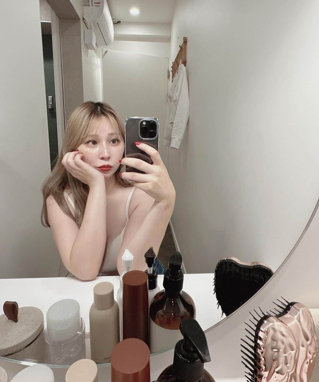 puinpiのインスタグラム：「韓国にてしたアカスリの話♡  私はじつは…アカスリが大好きで🦦 夏に塗りたくって蓄積してる気がする日焼け止めも1回削ぎ落としたく、、 毎年秋になるとアカスリに何度か行きます。  ： ：  今回はアカスリの本場、韓国にてスリスリ🧼  ①おしゃれな店内に想像と違うぞ？！となる  ②かわいいお風呂にテンションあがる。  ③韓方的なのが入った湯船に15分くらい浸かって、お茶飲む  ④アカスリはじまる。  ⑤余すとこなくアカスリ。ほんとに隅々。 ほ、本場…恐るべし！となり  ⑥生まれたてな気分で帰る。  とにかく、すごかった… 磨かれてない部分ないんじゃないか？みたいな…w  韓国行く際は是非に♡♡  #韓国旅#韓国美容 #30代美容」