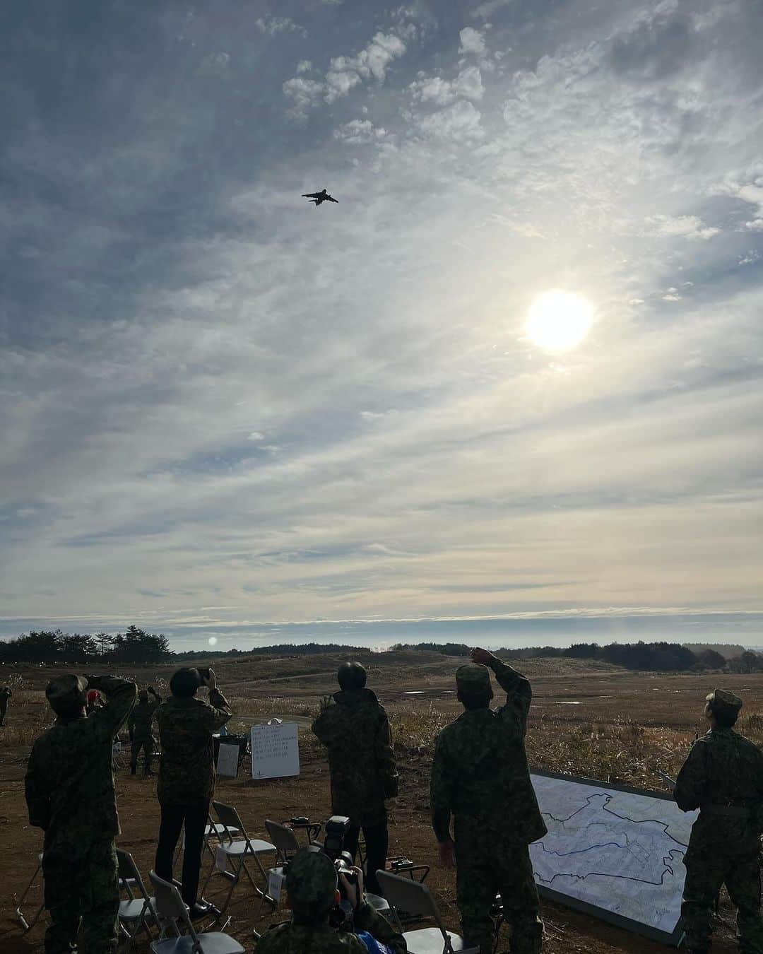 秋葉賢也のインスタグラム：「王城寺原演習場で実施された英陸軍との実働訓練を視察。今回で4回目となる「ヴィジラント・アイルズ(常に目を光らせている島)」は年々規模が拡大され、今年は陸自400名、英陸軍200名の部隊が参加。島嶼防衛に係る一連の行動として、空挺・ヘリボンによる空中からの潜入、主力部隊の上陸等について演練。日英円滑化協定を初適用する訓練であり、相手国の部隊を受け入れる際の様々な手続きが簡略化されました。同志国との連携強化は自由で開かれたインド太平洋地域の安定、強化に大いに寄与するものです。」