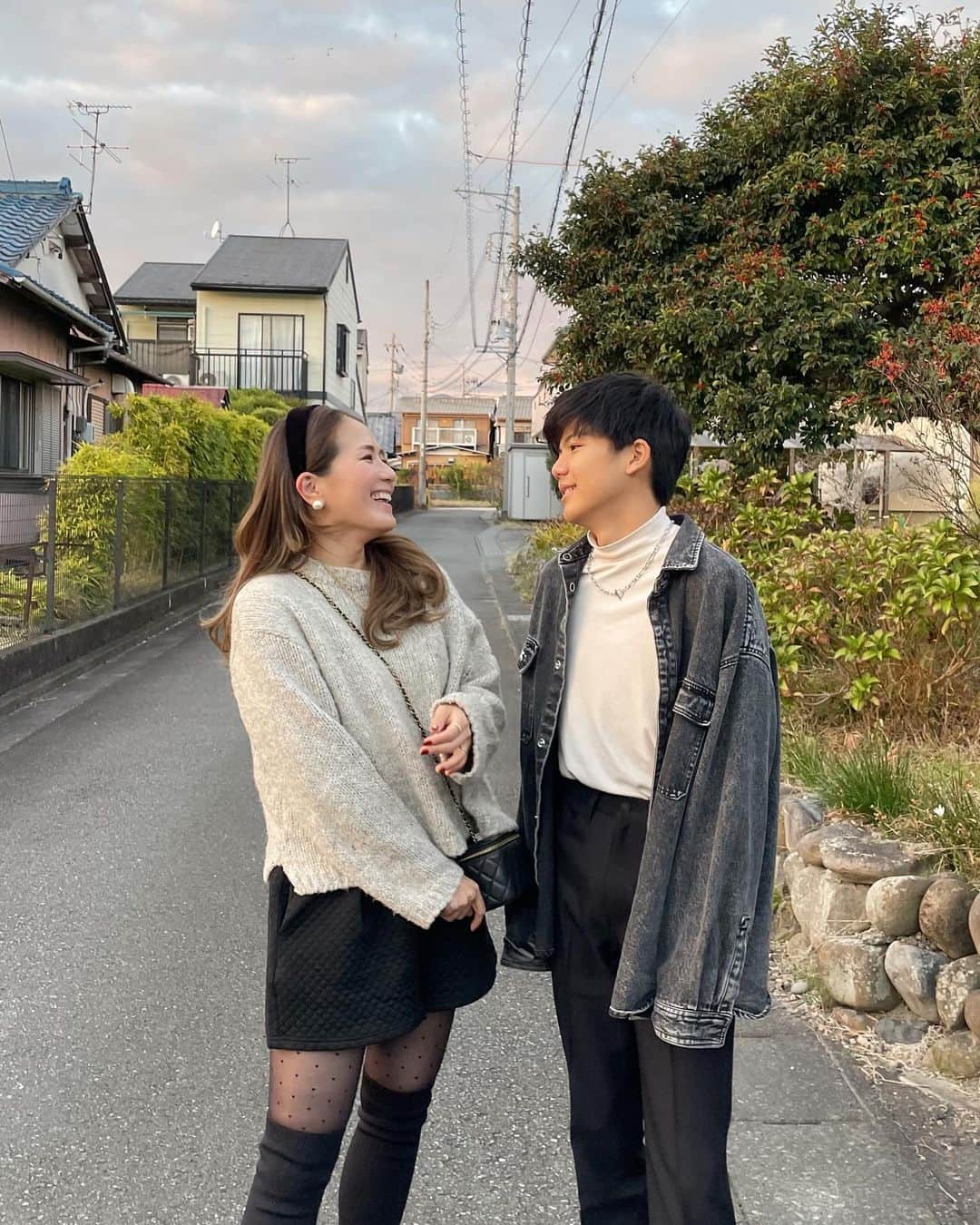 misatoのインスタグラム：「. 1𝑦𝑒𝑎𝑟 𝑙𝑎𝑡𝑒𝑟🍂❤️‍🔥 ⁡ ⁡ Google photoが1年前だって教えてくれた 長男との写真(2枚目ね)🤳 写真って意外と遡ったりしないから ありがたい機能だよね♡  ⁡ 1年前と同じ感じで撮ったら面白いかもなぁ と思って、ほぼ同じような服装で再現に挑戦‼︎👦🏽👩 ⁡ でもしっかり再現は難しくて 顔見合わせてるうちに笑いすぎて ほとんどの写真がこんな感じに🤣 ⁡ ⁡ 2枚目と最後が1年前🧸🎀 背が伸びたなぁとは思ったけど やっぱり顔つきも変わってきてる👦🏽✨ ⁡ 大きくなったなぁ…(しみじみ)👵🏼💝  わたしの変化は…どう⁇🤫w」