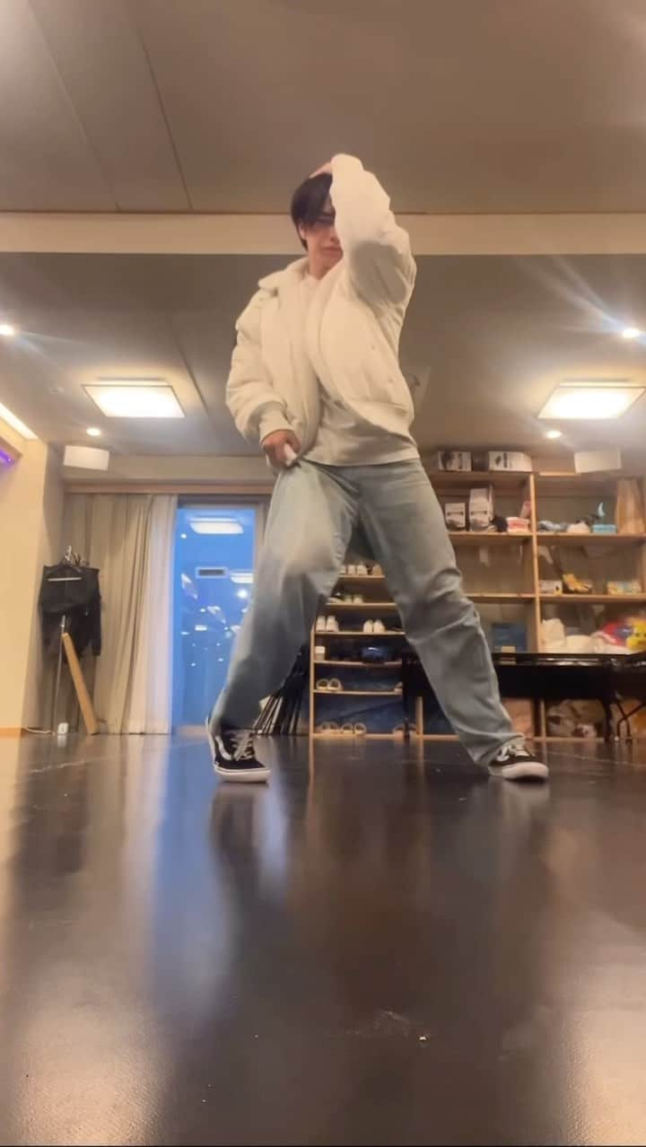 脇山礼のインスタグラム：「5分で覚えて踊ってみた！ . . #jungkook #standingnexttoyou #kpopdancecover  #bts #ジョングク #踊ってみた #カバーダンス」