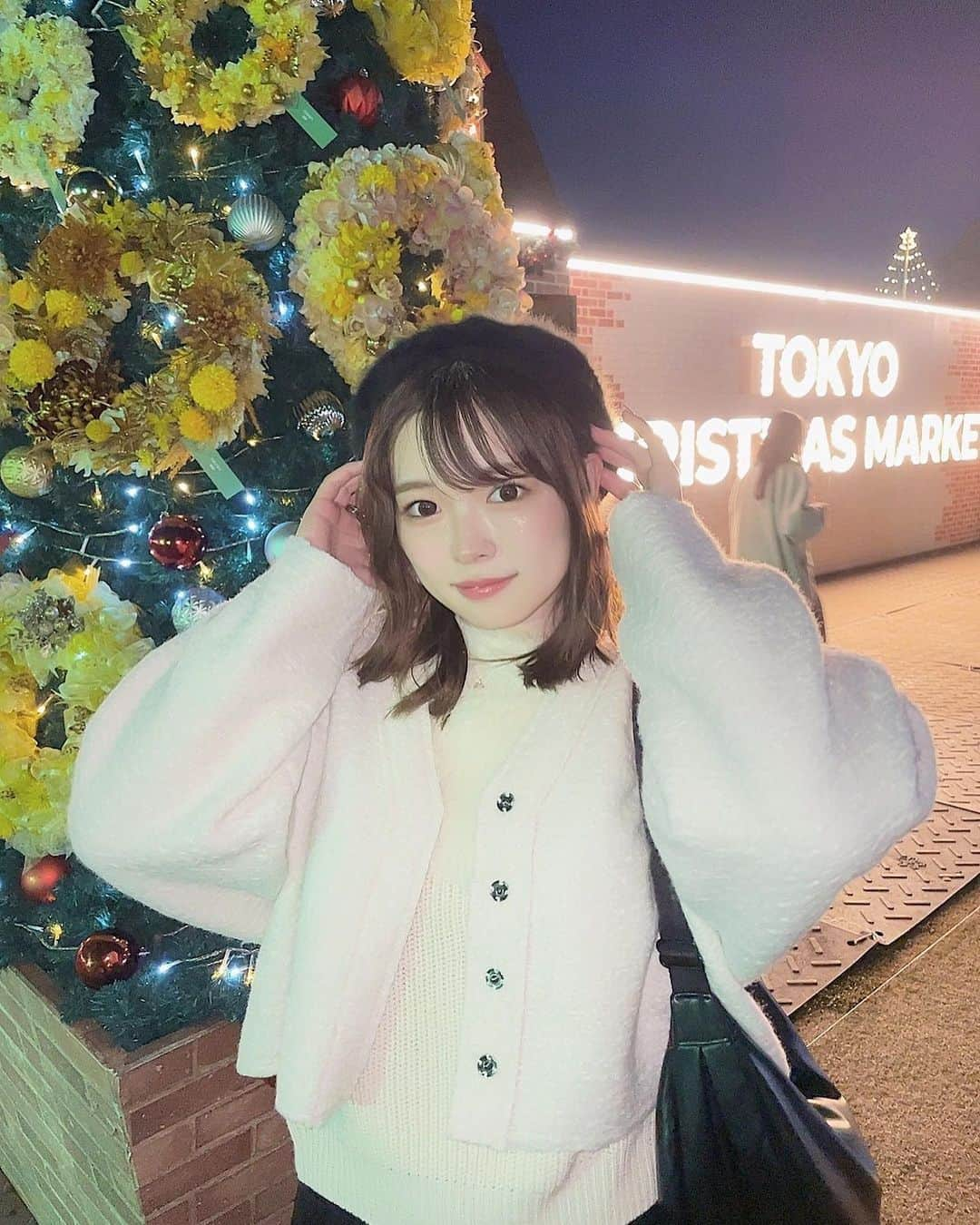 橋本紗奈のインスタグラム：「クリスマスマーケットに行ってきた🎄ˎˊ˗ . . . すっごく広くてキラキラしてて、ノベルティーのマグカップも可愛かったし、ご飯も美味しかった🍗 . . #今年は明治神宮外苑でクリスマスマーケット  #クリスマスマーケット #クリスマス #Christmas #christmasmarket  #pr」