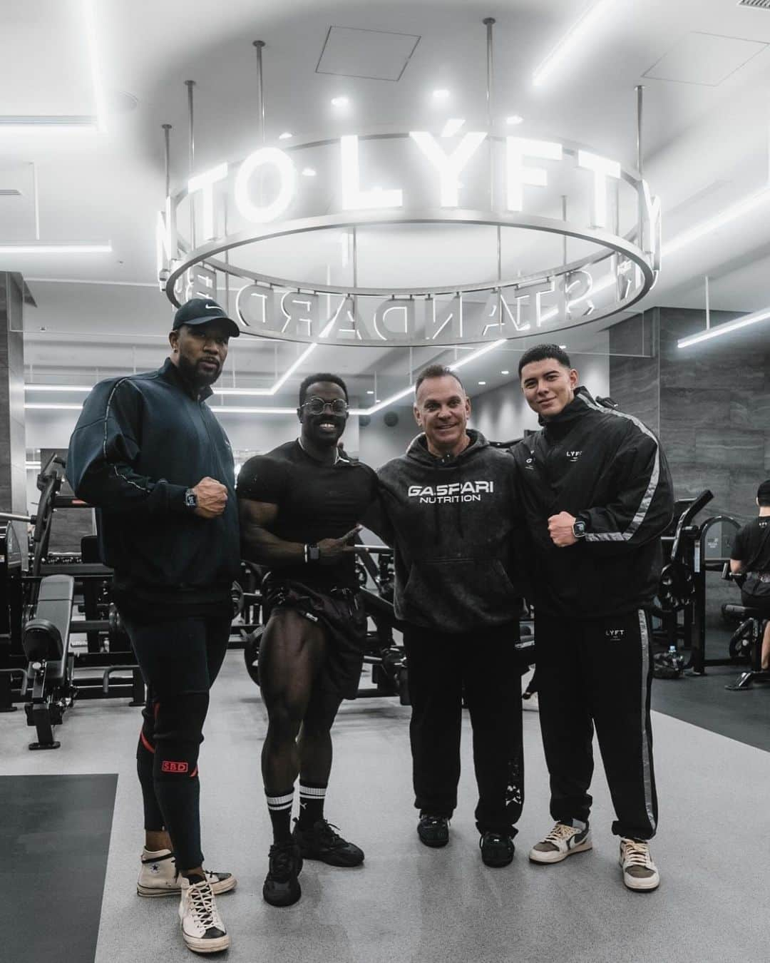 エドワード加藤のインスタグラム：「Had crazy legs workout with Gaspari, Ruffin and Eugene ! It's an honor to train with you guys🙇‍♂️🔥  今日はギャスパリとラフィンとユージーンで脚トレをしました！！マジで最高に地獄のトレーニングでした！！　ギャスパリのトレーニング強度とレップ数は桁違いでした！トレーニングのモチベーションめちゃくちゃ上がった💪 @richgaspari @ruff_diesel @eugene_d_nagashima @lyft.gym」