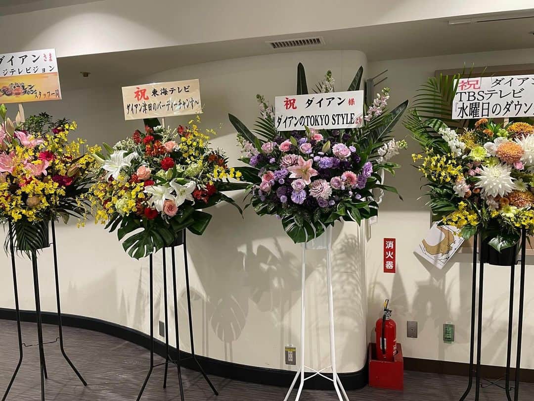 津田篤宏のインスタグラム：「単独ライブ東京ありがとうございました！お花いっぱい！うれち！金曜日はNGK よろしくだよ！ #ダイアン単独ライブ」