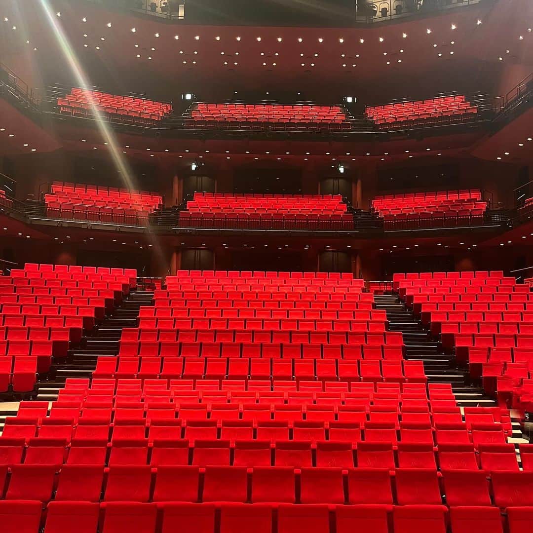 秋田汐梨のインスタグラム：「・ 舞台「SHELL」 昨日、神奈川千穐楽でした☺︎  無事に12公演を全員で走り抜けることができてホッとしています。。  京都公演、楽しみだなあ~🫠 残り2公演もよろしくお願いします！」