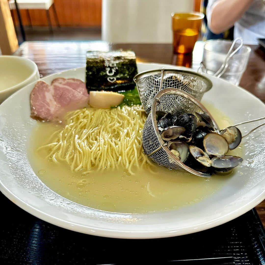 休日課長のインスタグラム：「島根出張の思い出。しじみ塩。食べ進めると、どんどん旨くなっていくラーメン。食べ進めれば食べ進めるほど、どんどん食べたくなる。大好きです。ごちそうさまでした！ #島根 #ラーメン #かみあり製麺  #しじみ塩」