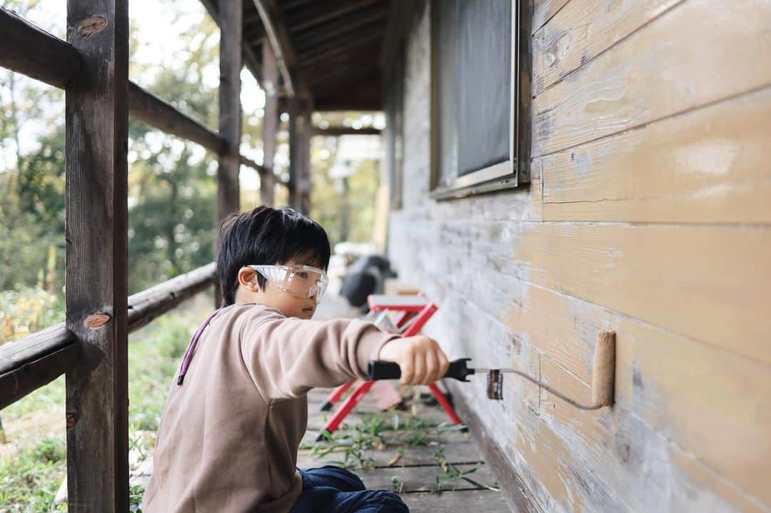 きなこさんのインスタグラム写真 - (きなこInstagram)「いつもの自然体験教室。建物のペンキ塗りのお手伝いをさせてもらいました。ローラーを使ってムラなく塗る作業が楽しかった〜✨ 息子に「疲れたら遊んできていいよ！」と言っても、「まだまだやる！！」と張り切って長時間集中して作業し続けてた👦  いつか息子の部屋にしたいな〜と思いつつ、リフォームせず40年の歴史のままな部屋が我が家にひとつあるのですが、今回の塗装作業が楽しくて…！自分たちでDIYしたいね✨と夫と計画中です🪚  #ペンキ塗り #自然遊び #DIY #小学生 #小学生男子 #育児 #子育て #こどもと暮らす」11月27日 20時53分 - kinako_710