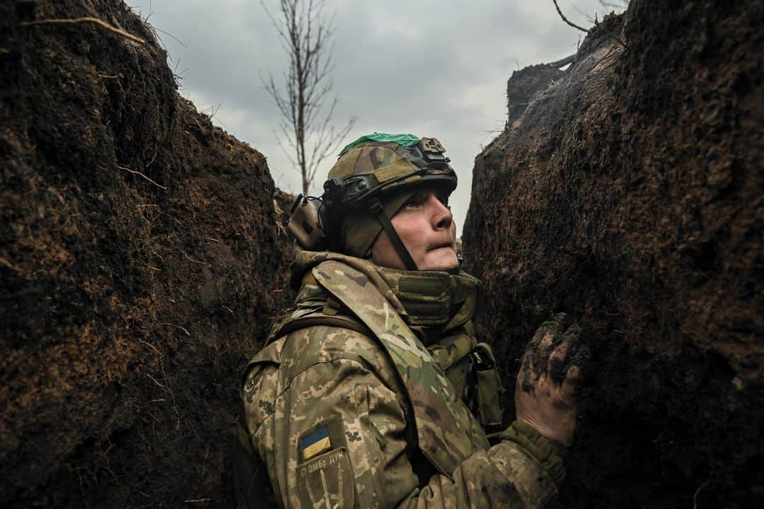 AFP通信のインスタグラム：「A selection of 2023 Pictures of the Year Through The lens of AFP⁣ ⁣ ⁣ 1 - A Ukrainian serviceman takes cover in a trench during shelling next to a 105mm howitzer near the city of Bakhmut, on March 8, 2023, amid the Russian invasion of Ukraine.⁣ 📷 @aris.messinis ⁣ ⁣ 2 - Migrants cross through the banks of the Rio Grande River to the US, as seen from Matamoros, state of Tamaulupas, Mexico on May 9, 2023. ⁣ 📷 @estrellafoto⁣ ⁣ 3 - Italian Prime Minister Giorgia Meloni stands with Bahrain's King Hamad bin Isa Al Khalifa as they meet in Rome Palazzo Chigi on October 17, 2023.⁣ 📷 @do77⁣ ⁣ 4 - Mesut Hancer holds the hand of his 15-year-old daughter Irmak, who died in the earthquake in Kahramanmaras, close to the quake's epicentre, the day after a 7.8-magnitude earthquake struck the country's southeast, on February 7, 2023. ⁣ 📷 @ademaltann⁣ ⁣ 5 - A Libyan border guard gives water to a migrant during a rescue operation in an uninhabited area near the border town of Al-Assah on July 16, 2023.⁣ 📷 Mahmud Turkia⁣ ⁣ 6 - Covered bodies are gathered at kibbutz Beeri near the border with Gaza, the site of an infiltration by Palestinian militants on the weekend, on October 11, 2023. ⁣ 📷 @guezjack⁣ ⁣ 7 - A woman reacts upon seeing the corpse of her sister, killed in an Israeli bombardment in Rafah in the southern Gaza Strip on October 21, 2023. ⁣ 📷 @mohmdbaba⁣ ⁣ 8 - A woman enters the sea from a beach where wildfires destroyed the woods, at Glystra near the village of Gennadi in the southern part of the Greek island of Rhodes, on July 27, 2023. ⁣ 📷 @angelos_tzortzinis⁣ ⁣ 9 - A Newly arrived Rohingya refugee walks to the beach after the local community decided to temporarily allow them to land for water and food in Ulee Madon, Aceh province, Indonesia, on November 16, 2023. ⁣ 📷 @amandajufrian ⁣ ⁣ 10 - Aerial view of damages caused by the passage of Hurricane Otis in Acapulco, Guerrero State, Mexico, on October 28, 2023.⁣ 📷 @oropeza_ro⁣ ⁣ #AFPPhoto⁣ #AFPPicturesOfTheYear2023」