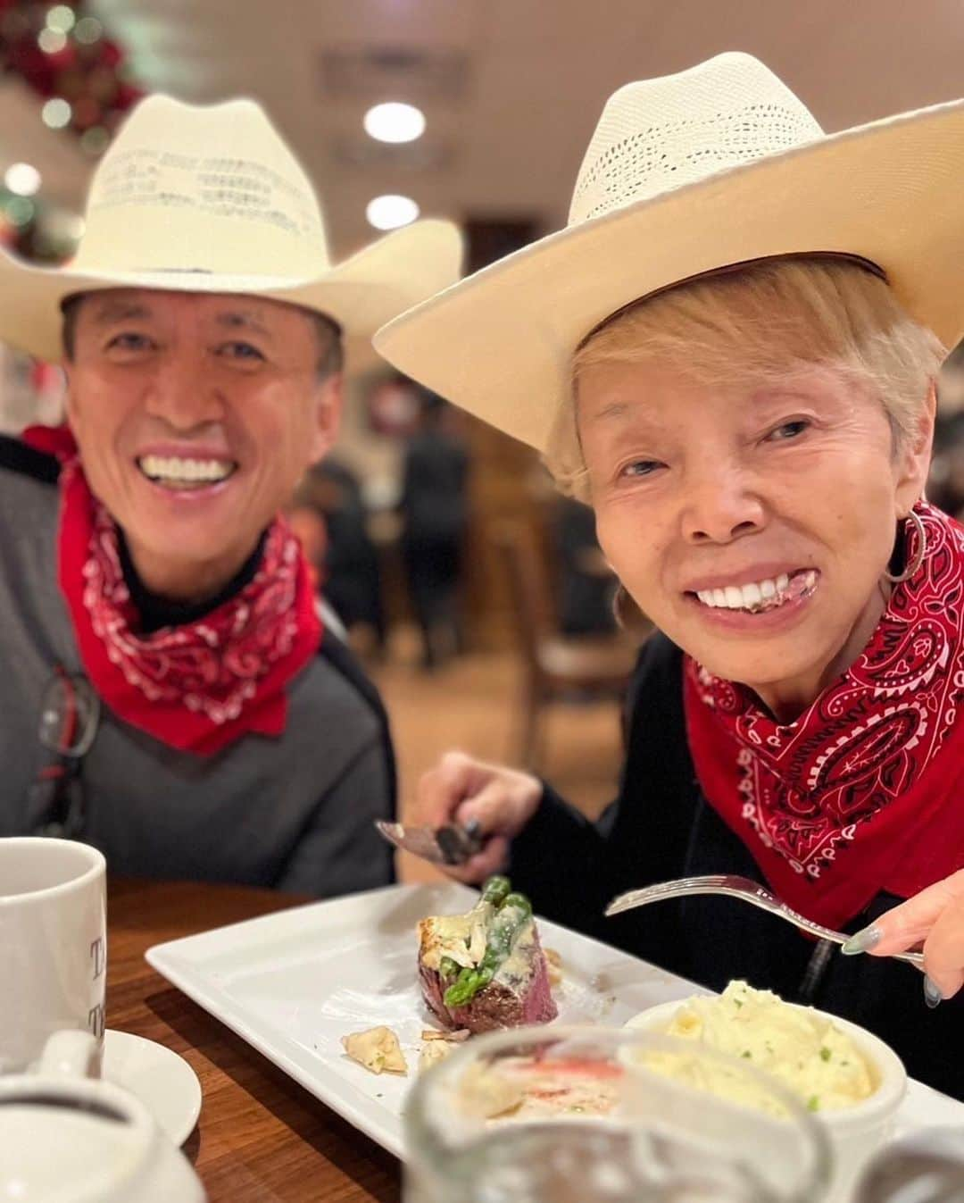 研ナオコさんのインスタグラム写真 - (研ナオコInstagram)「ステーキうんめー🥩  柔らかいから大丈夫なのにお父さんは、細かく切って食べてた😂  #研ナオコ  #ステーキ #steak #うんめーシリーズ」11月27日 20時54分 - ken.naoko