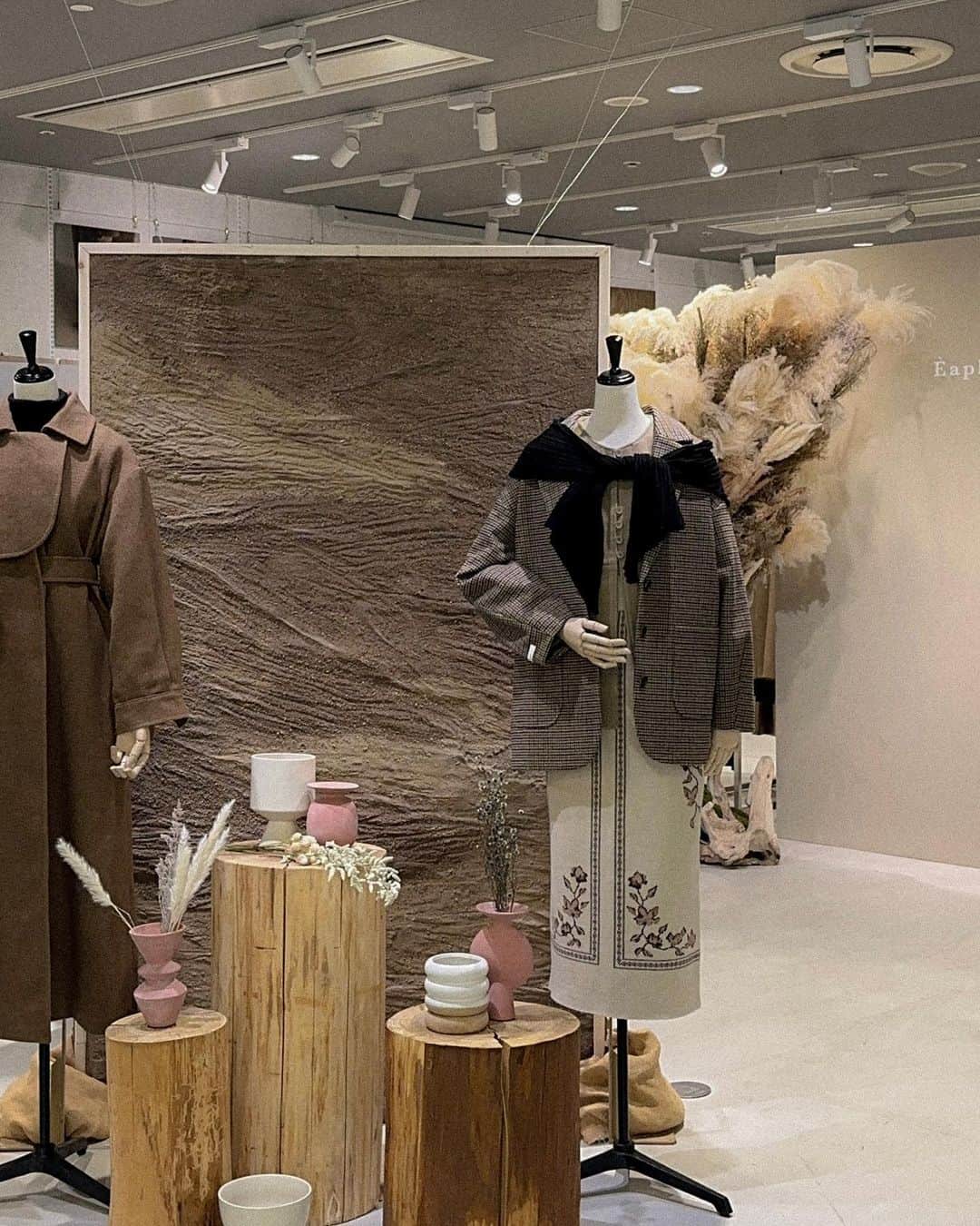 蓮音のインスタグラム：「大阪POPUP、5日間ありがとうございました🕊️ ㅤㅤㅤㅤㅤㅤㅤㅤㅤㅤㅤㅤㅤ 想像を遥かに超えるお客様にご来店いただき、Èaphiの成長を感じるとともに、温かいお客様で溢れているということを改めて実感することができて、本当〜に感無量。感謝してもし足りないなあ、と。😔🤍 ㅤㅤㅤㅤㅤㅤㅤㅤㅤㅤㅤㅤㅤ Èaphiに対する想いを直接聞くことができ、「まだまだ頑張らねばー！」と更に奮起しているところで、とても燃えております。笑笑 ㅤㅤㅤㅤㅤㅤㅤㅤㅤㅤ ブランドも、自分自身も、チームとしても、また一つ、成長。✍🏻 携わってくださった方々、Èaphiチーム、そしていつも応援してくださっている皆様、改めて、ありがとうございました😌 ㅤㅤㅤㅤㅤㅤㅤㅤㅤㅤㅤㅤㅤ ほんで気付けばもう12月に、、、 きっとこの1ヶ月も風のように通り過ぎるんだろうけども これを糧に乗り越えよ〜〜！！ ㅤㅤㅤㅤㅤㅤㅤㅤㅤㅤㅤㅤㅤ  ㅤㅤㅤㅤㅤㅤㅤㅤㅤ#クサ日記」