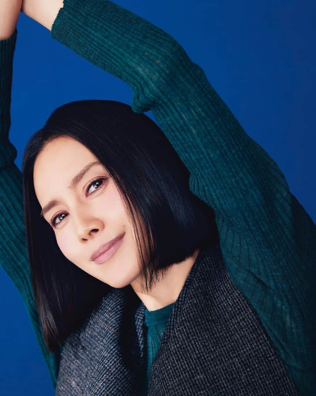 中谷美紀さんのインスタグラム写真 - (中谷美紀Instagram)「皆様こんばんは。  これより「ONE DAY〜聖夜のから騒ぎ〜」の第8話がはじまります。  事もあろうに、逃亡中の身でありながらバスジャック事件を起こし、警察をおびき寄せる勝呂寺誠司こと天樹勇太の狙いは何なのでしょう？  ぜひご自身の目で確かめていただけましたら幸いです。  なお、事件が起こる前夜を描いたエピソードOはTverにてご視聴いただけますので、お時間の許す折にご覧くださいませ。  こちらのお写真は、創刊40周年を迎えたLEEの12月号より拝借いたしました。 記念の年の最後の表紙に登場させていただき、恐悦至極にございます。  そして、創刊40周年、本当におめでとうございます！  これより始まる1週間も、皆様が健やかにお過ごしくださいますように。  @magazinelee   #lee創刊40周年  #ワンデイ #ワンデイ月9 #月9ワンデイ #二宮和也 #大沢たかお #中谷美紀 #lee #oneday #akinoriito #kazunarininomiya  #takaoosawa  #mikinakatani」11月27日 20時55分 - mikinakatanioffiziell