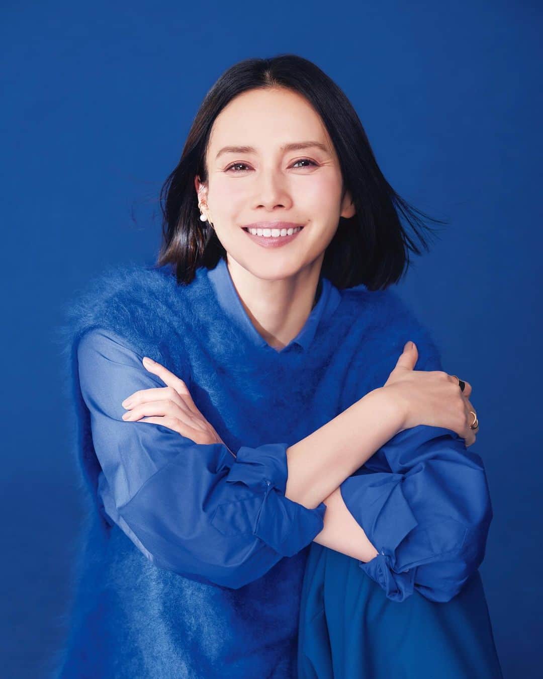 中谷美紀さんのインスタグラム写真 - (中谷美紀Instagram)「皆様こんばんは。  これより「ONE DAY〜聖夜のから騒ぎ〜」の第8話がはじまります。  事もあろうに、逃亡中の身でありながらバスジャック事件を起こし、警察をおびき寄せる勝呂寺誠司こと天樹勇太の狙いは何なのでしょう？  ぜひご自身の目で確かめていただけましたら幸いです。  なお、事件が起こる前夜を描いたエピソードOはTverにてご視聴いただけますので、お時間の許す折にご覧くださいませ。  こちらのお写真は、創刊40周年を迎えたLEEの12月号より拝借いたしました。 記念の年の最後の表紙に登場させていただき、恐悦至極にございます。  そして、創刊40周年、本当におめでとうございます！  これより始まる1週間も、皆様が健やかにお過ごしくださいますように。  @magazinelee   #lee創刊40周年  #ワンデイ #ワンデイ月9 #月9ワンデイ #二宮和也 #大沢たかお #中谷美紀 #lee #oneday #akinoriito #kazunarininomiya  #takaoosawa  #mikinakatani」11月27日 20時55分 - mikinakatanioffiziell