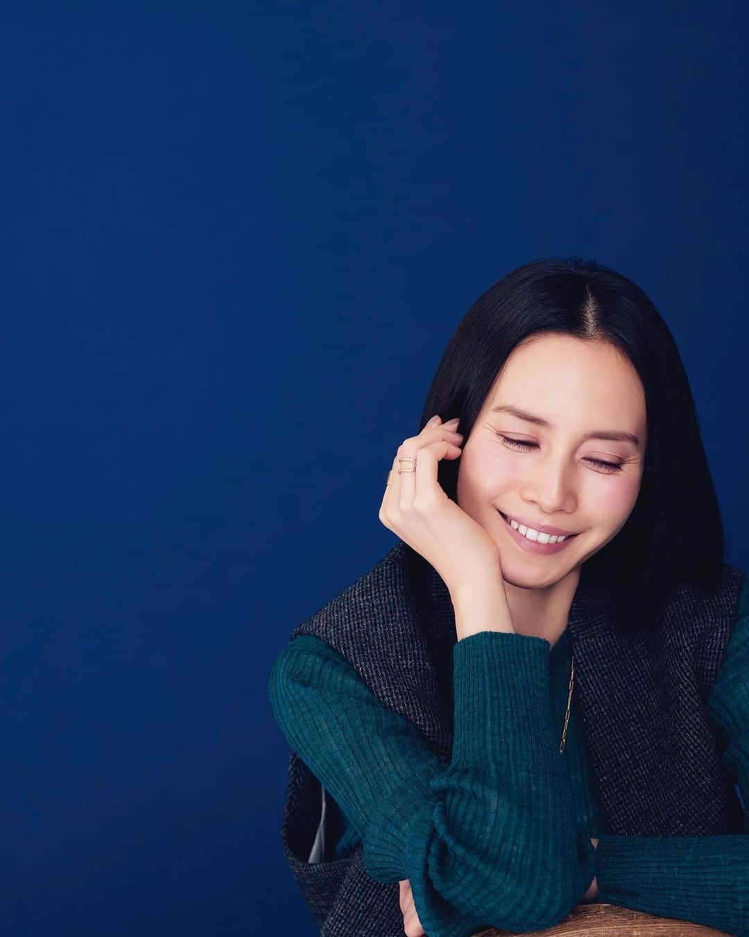 中谷美紀さんのインスタグラム写真 - (中谷美紀Instagram)「皆様こんばんは。  これより「ONE DAY〜聖夜のから騒ぎ〜」の第8話がはじまります。  事もあろうに、逃亡中の身でありながらバスジャック事件を起こし、警察をおびき寄せる勝呂寺誠司こと天樹勇太の狙いは何なのでしょう？  ぜひご自身の目で確かめていただけましたら幸いです。  なお、事件が起こる前夜を描いたエピソードOはTverにてご視聴いただけますので、お時間の許す折にご覧くださいませ。  こちらのお写真は、創刊40周年を迎えたLEEの12月号より拝借いたしました。 記念の年の最後の表紙に登場させていただき、恐悦至極にございます。  そして、創刊40周年、本当におめでとうございます！  これより始まる1週間も、皆様が健やかにお過ごしくださいますように。  @magazinelee   #lee創刊40周年  #ワンデイ #ワンデイ月9 #月9ワンデイ #二宮和也 #大沢たかお #中谷美紀 #lee #oneday #akinoriito #kazunarininomiya  #takaoosawa  #mikinakatani」11月27日 20時55分 - mikinakatanioffiziell