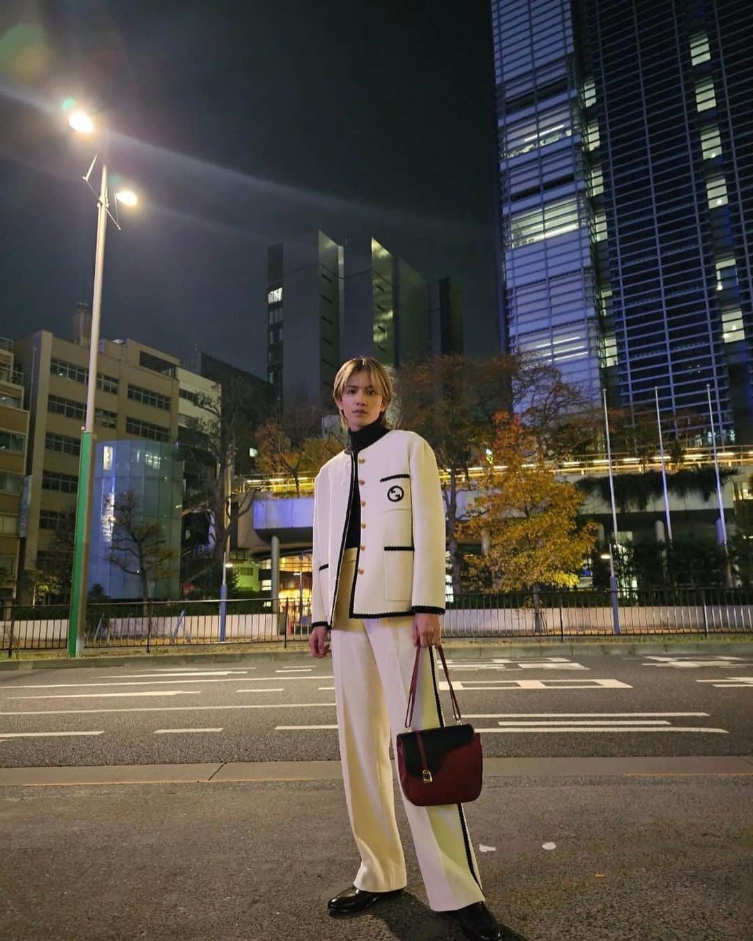 志尊淳のインスタグラム：「こんばんは。今日の私服です。 現場終わりに散歩して帰りました。 最近はこのローファーがお気に入りです。gucciのホースビットローファー70周年らしいです。すげ。 冬ですね。風邪ひかないようにね☺︎  #70thanniversary #GucciHorsebit1953 @gucci」