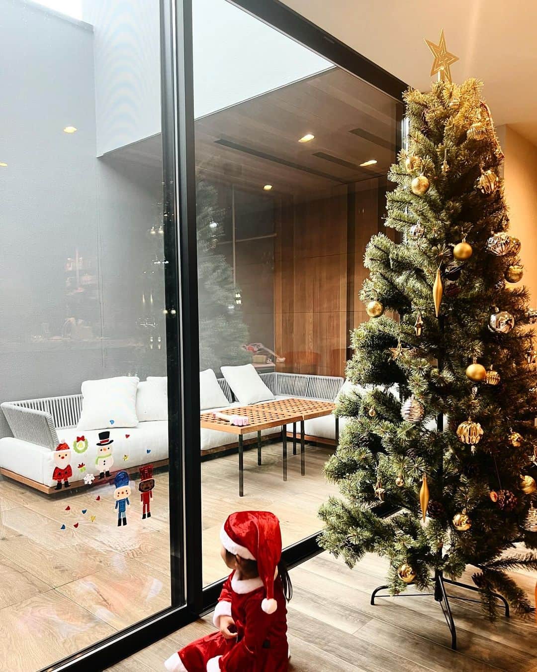菊地亜美のインスタグラム：「. 今年は早めにクリスマスツリーを出したよ🥰🎄✨ 一緒に窓にシールも♡ H&Mで頼んでたサンタさんの衣装が娘にバレて速攻着替えてしまったので、まだ1ヶ月弱あるのに当日感🧑‍🎄笑 クリスマスソングメドレーずっとかけながら掃除したりご飯食べたりしてました🤣」