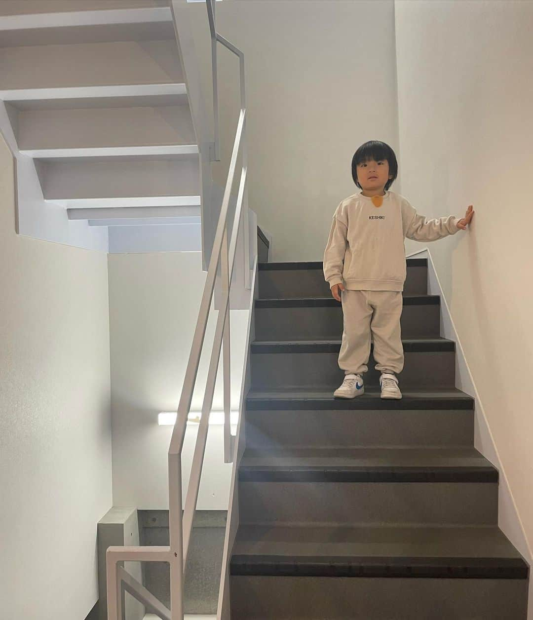 長屋なぎささんのインスタグラム写真 - (長屋なぎさInstagram)「息子が撮ってくれたコーデ写真🤳 5枚目はママここに立って！と指示してる最中の1枚。  tops: @the_newhouse  bottom: @aluna.jp.official  belt: @todayful_  shoes: @alm._official  bag: @bucket_baggage  sunglasses: @nochinooptical」11月27日 20時56分 - nagisanagaya