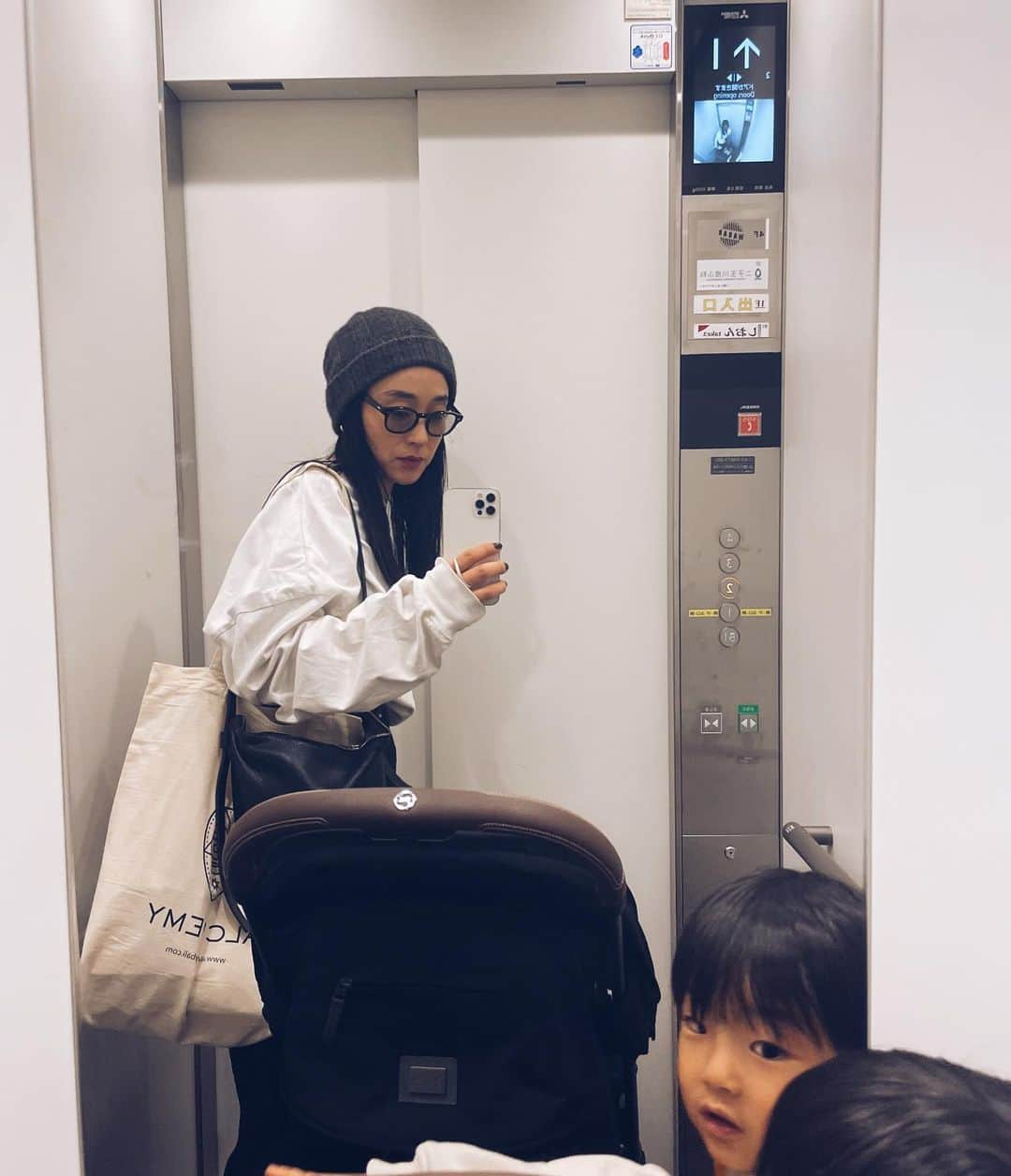 長屋なぎささんのインスタグラム写真 - (長屋なぎさInstagram)「息子が撮ってくれたコーデ写真🤳 5枚目はママここに立って！と指示してる最中の1枚。  tops: @the_newhouse  bottom: @aluna.jp.official  belt: @todayful_  shoes: @alm._official  bag: @bucket_baggage  sunglasses: @nochinooptical」11月27日 20時56分 - nagisanagaya