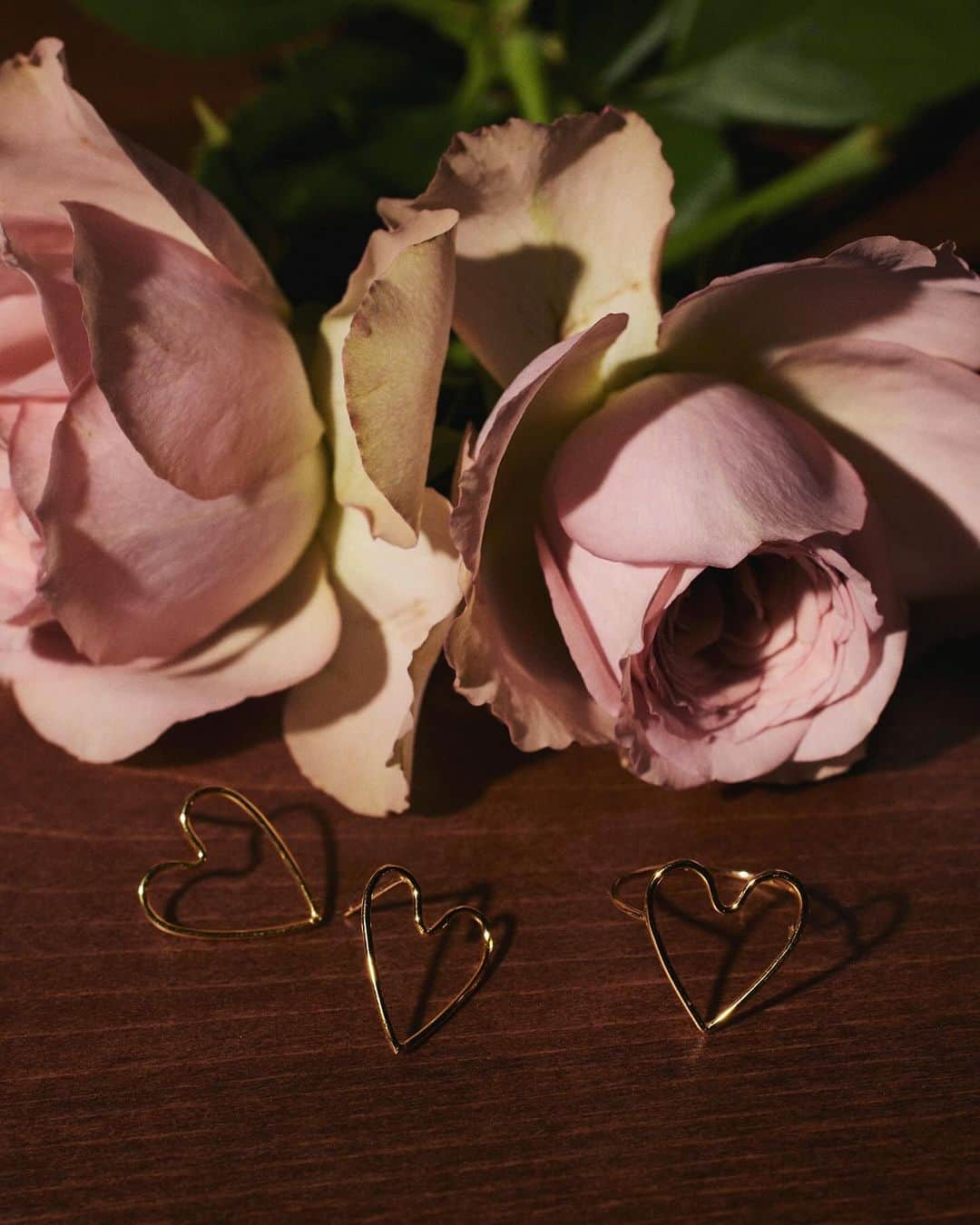 PAS TIERRAのインスタグラム：「Heart Collection  ハートフレームピアス ¥11,000  ハートフレームリング ¥8,800  #pastierra#パティエラ#jewelry#ジュエリー #ハート#heart #ハートコレクション #ring#skinjewelry#skinring#chainring #パティエラ#ジュエリー#スキンジュエリー#チェーンリング#スキンリング#k10#k18#シルバーアクセサリー#シルバー925#チェーンブレスレット  #チェーンリング#お守り#お守りジュエリー #デイリージュエリー#ご褒美ジュエリー  #ジュエリー好きな人と繋がりたい  #アクセサリー女子」