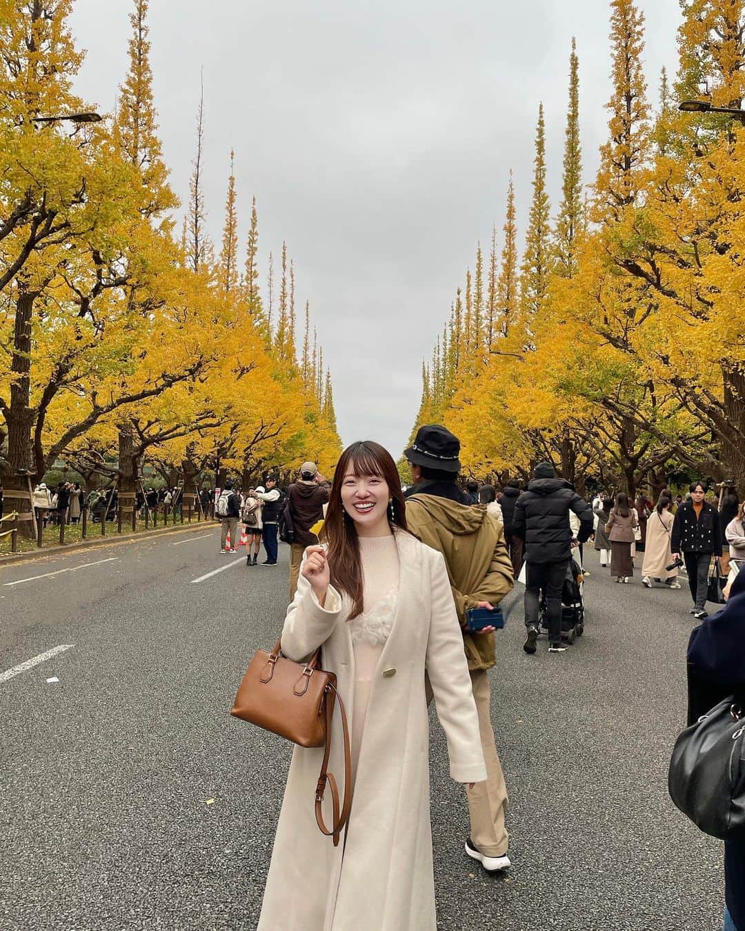 原直子のインスタグラム：「先日の東京🗼 明治神宮外苑のイチョウ並木がちょうど見頃でした  春の桜一色も好きだけど色んな色が混ざり合う秋の色もいいですね  #明治神宮外苑  #外苑前いちょう並木  #イチョウ並木」