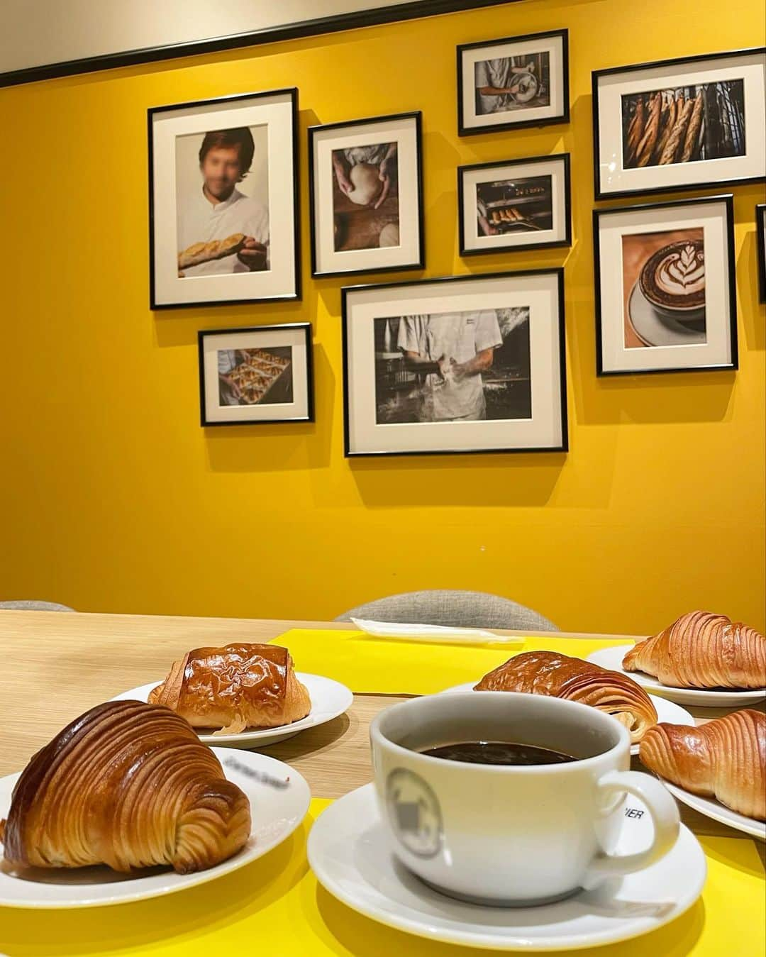 田原萌々のインスタグラム：「サックサクのクロワッサン🥐❤️  ついこの間、たくさん食べました😚ｼｱﾜｾｯ  2.3枚目は親友夫婦とパン祭りに行ったときの写真♡  #外で食べるパンとコーヒー最高 #パン大好き♡ #コーヒーと共に ☕️♡⃛  #パンオショコラ#クロワッサン#サクサク#モチモチ#ミートパイ#パン屋さん巡り#クロワッサン好き#パン活#パンスタグラム」