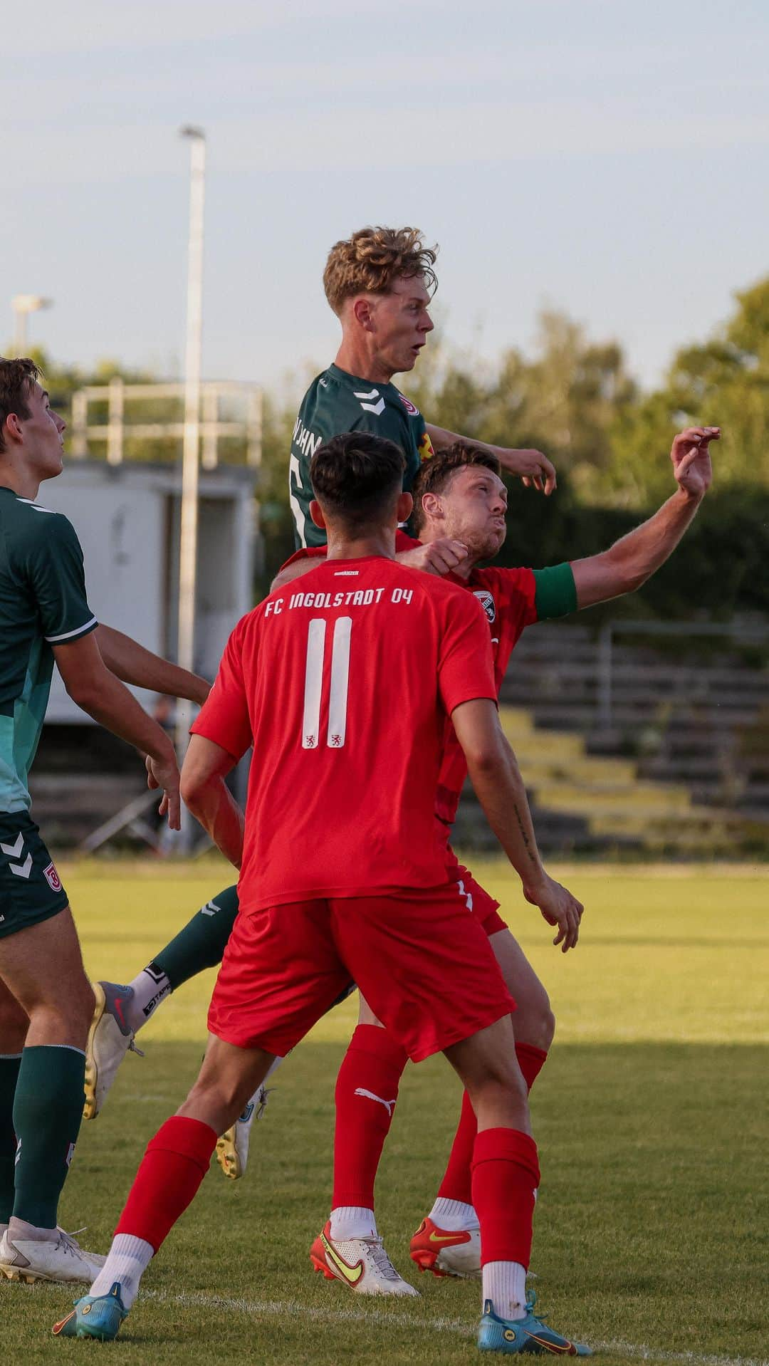 FCインゴルシュタット04のインスタグラム：「Mit einem Doppelpack von Ilias Abhir aus der U15 und einem Treffer der U21 von Leandro Kreit Casale machen wir uns wieder auf die Suche nach dem ‚Jungschanzer Tor des Monats‘. ⚽️⚫️🔴 Die Jungs schießen die Tore, ihr stimmt ab! Gevotet wird in den Kommentaren ⬇️ . . #Schanzer #schanzerdassindwir #schanzerfürimmer #Ingolstadt #FCI #FCIngolstadt #soccer #fussball #football #futbol #Liga3 #3Liga #fu3ball #jungschanzer #tordesmonats  #oktober #goal #traumtor」