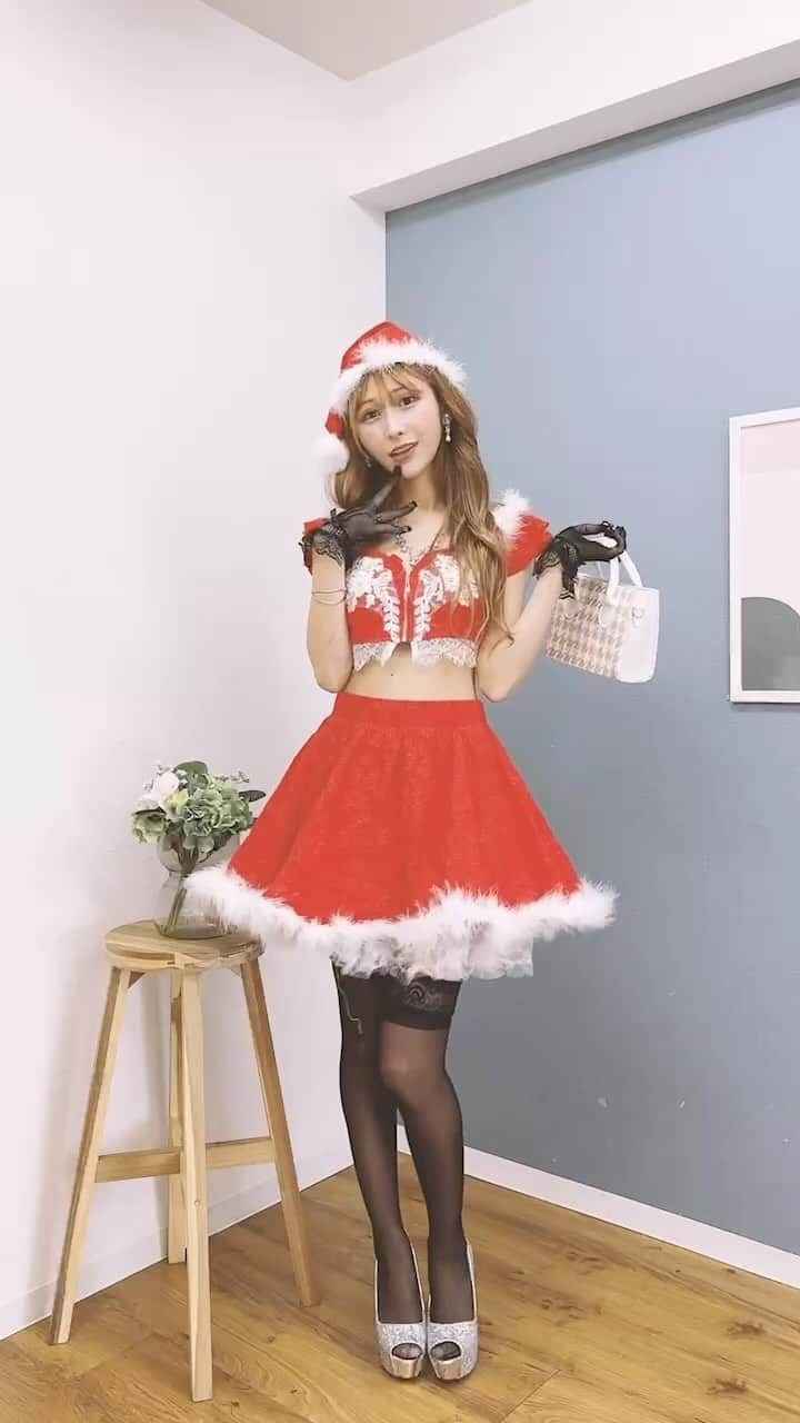 ドレスショップTIKA公式のインスタグラム：「ドレスサンタに早着替え🎅🏻🎀 #サンタコス  #サンタコスプレ  #着替え  #浦西ひかる  #ドレスサンタ  #キャバ嬢  #サンタコスプレはtika」