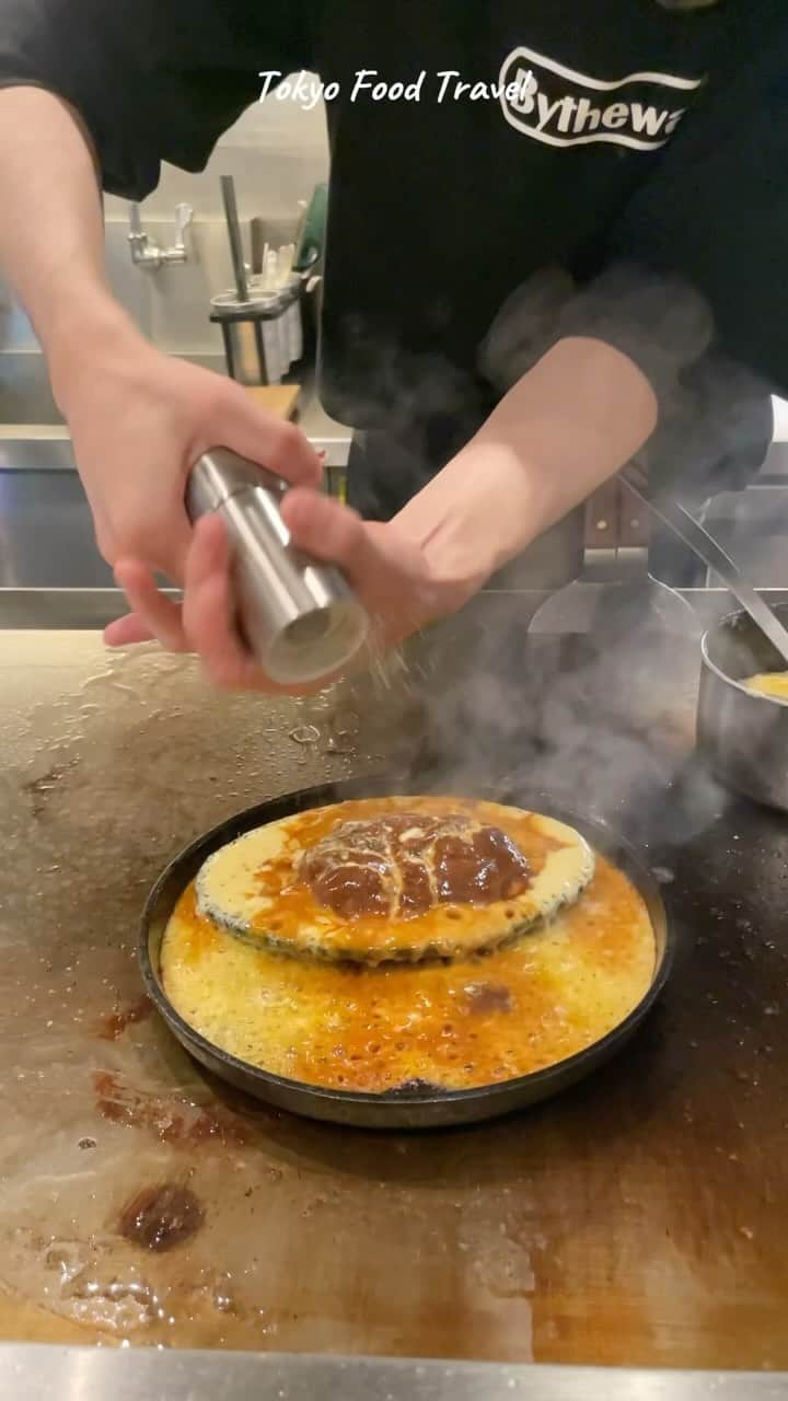 りょうくんグルメのインスタグラム：「店名：BYTHEWAY 最寄り駅：自由が丘  東京屈指の鉄板焼き居酒屋！ 黒毛和牛100%の自家製てごねハンバーグはマグマチーズがかかった人気メニュー。 お好み焼きやチーズオムレツなどどれを食べても美味しい激推し店。  The most recommended teppanyaki restaurant in Tokyo right now. Starting with the exquisite Hiroshima-yaki, omelet,Hamburg steak every dish on the menu is too good to be true.  🏠 TEPPAN DINING BY THE WAY 💰1名予算¥4000〜¥5000 🕐(平日・土)17:00〜4:00 (日、祝)15:00〜23:30 🚃自由が丘駅徒歩5分 📍 東京都目黒区自由が丘１丁目２６−２０ 笹川ビル 201 (201 Sasagawa Building, 1-26-20 Jiyugaoka, Meguro-ku, Tokyo)」