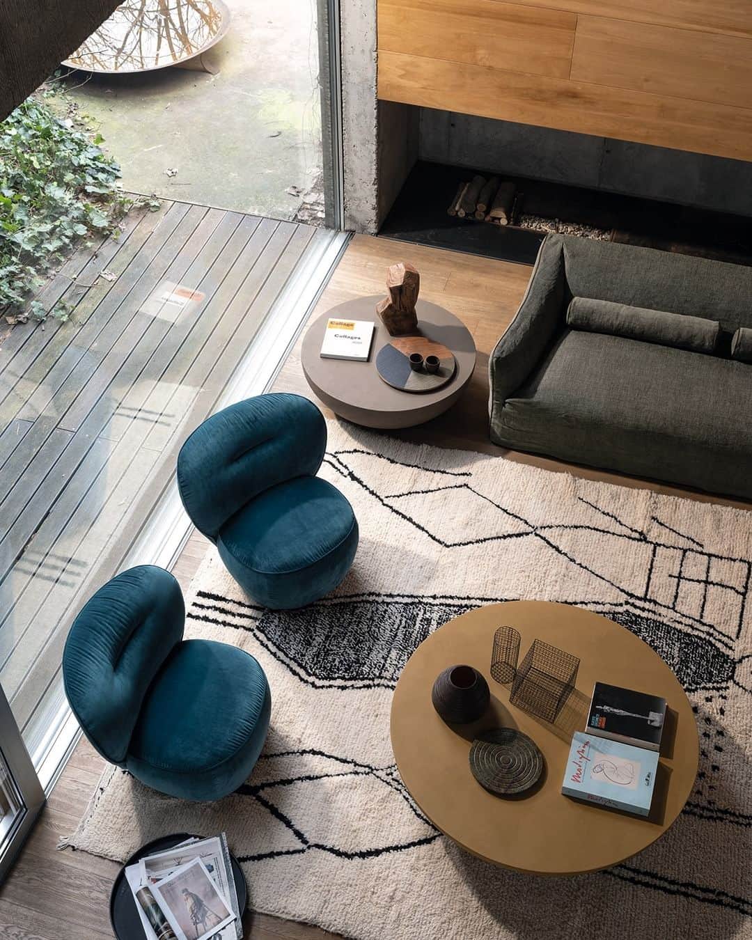 GERVASONI JAPAN / ジェルバゾーニ ジャパンのインスタグラム：「【 LOLL07 / the perfect contemporary living room setup 】  コンテンポラリーなリビングルームは、 テクスチャーと素材がミックスされ、 魅力的でスタイリッシュな空間を作り出しています。  LOLLのアームチェアは柔らかく包み込むような座り心地で、 完璧なプロポーションです。  This contemporary living room features a mix of textures and materials, creating a space that is both inviting and stylish. The Loll armchairs are soft and enveloping, with inviting seats and impeccable proportions. ⁠  〰〰〰〰〰〰〰〰〰〰〰〰〰〰〰  【 Christmas with LOLL! 】 2023.11.21 tue - 12.25 mon  ころんとした可愛らしいフォルムで、 包み込むような座り心地のLOLL。  期間中、 LOLL07 or LOLL08 or LOLL09 を ご購入いただいた方に 配送料をサービスいたします！  今年の冬は、 LOLLと一緒はいかがですか？ 白くまのようなもこもこしたファブリックで 家族や友達と心地良いひとときをお過ごしください。  〰〰〰〰〰〰〰〰〰〰〰〰〰〰〰  【 Lino Bianco Campaign 】 2023.9.1日 thu ~ 12.31 sun  Lino Bianco Cover Campaign(リノビアンコ キャンペーン)を 今年も実施しております！  期間中、カバーリングタイプのソファ、チェア、ベッドを ご注文のお客様に 「リノ ビアンコ カバー ※白いカバー」を1セット プレゼントいたします。 ※アウトドアシリーズ は除きます。  リネンとコットンのカバーで、 触り心地もさらさらしており、とても人気のカバーです。 お洗濯もしていただけます。 ※乾燥機のご使用はお避け下さい  皆様のお越しを心よりお待ち申し上げております。  〰〰〰〰〰〰〰〰〰〰〰〰〰〰〰  . . .  #gervasonitokyo #gervasoni #ジェルバゾーニ #インテリア #家具 #interior #furniture  #ホテルライク #リゾートインテリア #ホテルインテリア  #お部屋 #リビング #お部屋づくり #ルームツアー  #インテリアコーディネート #ライフスタイル #FourSeasonsPromotion #linobianco #着せ替えソファ #カバーリング #ソファ #表参道」