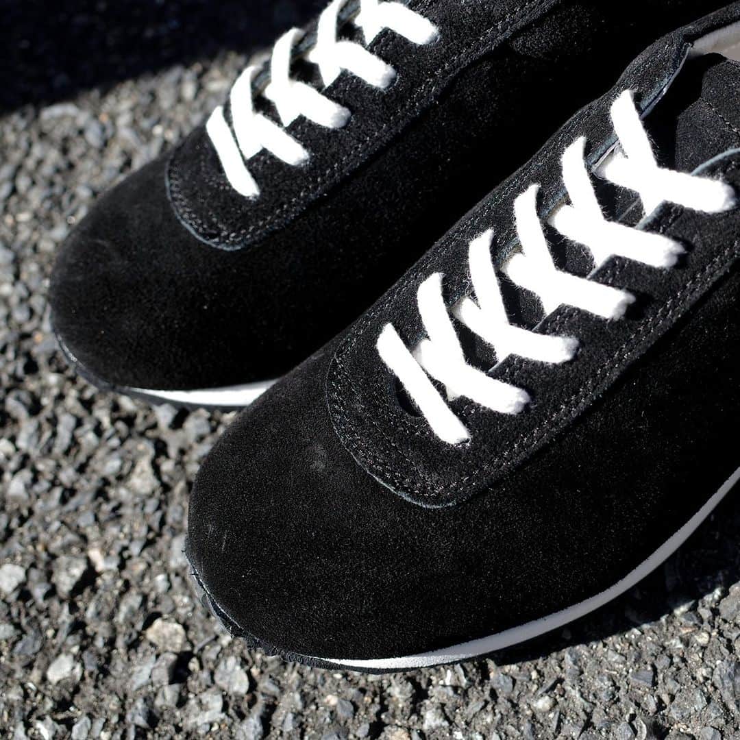 struct by blueover さんのインスタグラム写真 - (struct by blueover Instagram)「写真だけでは伝わりにくい素材感。mikeyで使用しているアッパー材は、厚口のベロア。コシがあり、それでいて柔らかな素材は、履き込むほどに味を増す。  #blueover #sneakers #leather #leathershoes #mensfashion #セレクトショップ #スニーカー好きな人と繋がりたい #革靴」11月27日 21時00分 - blueover_struct