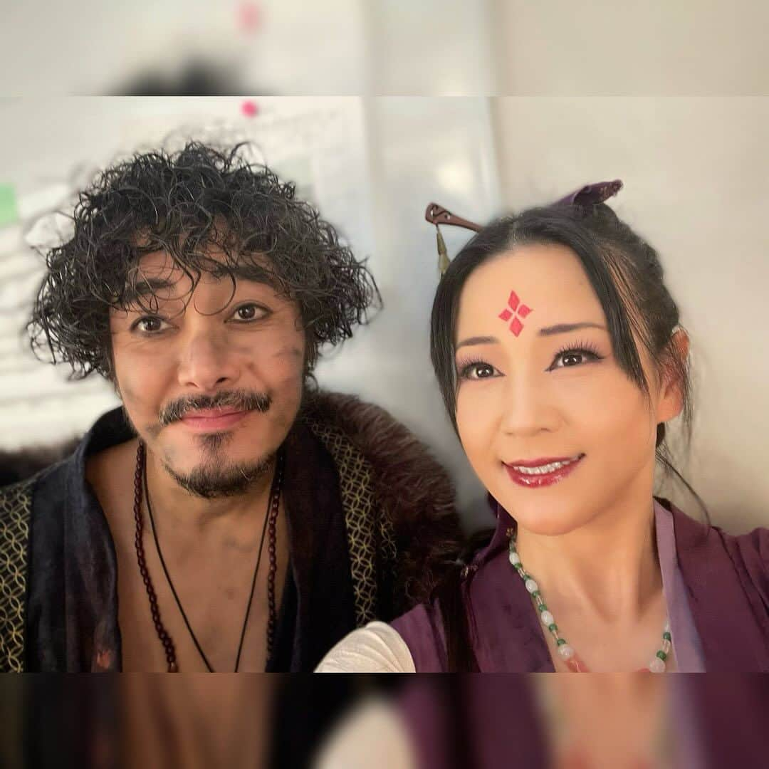 田中香子さんのインスタグラム写真 - (田中香子Instagram)「お写真祭り、ヤロウども編。  守宮役・渋さと強さの松田さん。 (あっ肩越しに亜倉いるじゃん♡) いつもクールな松田さん、 初めて私の伊万里のカッコ見た時 目を丸くして「山の女神…！」と 言ってくださいました…🤣  さわやか極まりない 八郎太役の嘉人さん。 ちょっとひょうきんな 八郎太になったのは意外でしたが、 あの素直さと軽やかさが 血筋の表れだったと思います◎  有馬役の江古田島塾長と 間にひょっこりハゼ役・阿南くん。 個性豊かな山賊達、 みんなみんな、普段は めちゃくちゃ優しいんです！！  そしてアニキ。ずーっと私のアニキ、 長・六郎役、黒川さん。 安心この上なく身を委ねました。 彼の芝居に溢れる 色気と茶目っ気、男の美学。 昔から大好きです。 楽しかったねぇ◎  つづく。  #火男の火 #伊万里の火」11月27日 21時00分 - soo.yt