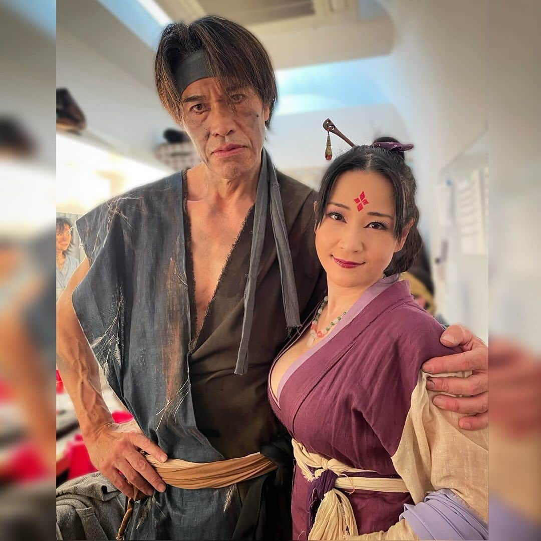 田中香子さんのインスタグラム写真 - (田中香子Instagram)「お写真祭り、ヤロウども編。  守宮役・渋さと強さの松田さん。 (あっ肩越しに亜倉いるじゃん♡) いつもクールな松田さん、 初めて私の伊万里のカッコ見た時 目を丸くして「山の女神…！」と 言ってくださいました…🤣  さわやか極まりない 八郎太役の嘉人さん。 ちょっとひょうきんな 八郎太になったのは意外でしたが、 あの素直さと軽やかさが 血筋の表れだったと思います◎  有馬役の江古田島塾長と 間にひょっこりハゼ役・阿南くん。 個性豊かな山賊達、 みんなみんな、普段は めちゃくちゃ優しいんです！！  そしてアニキ。ずーっと私のアニキ、 長・六郎役、黒川さん。 安心この上なく身を委ねました。 彼の芝居に溢れる 色気と茶目っ気、男の美学。 昔から大好きです。 楽しかったねぇ◎  つづく。  #火男の火 #伊万里の火」11月27日 21時00分 - soo.yt