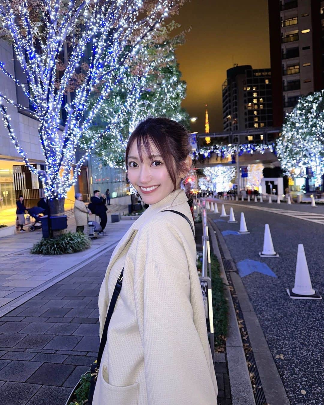 東海林里咲のインスタグラム：「. .  六本木のイルミネーションは 毎年見たくなるな〜 🎄❄️.*  今月もChristinaの 剥離なしのピーリングトリートメント🌿‬  終わってすぐトーンアップして 目に見える効果👼🏻🍑サロンも駅近☺︎︎︎︎  オススメの施術に おうちで毎日のケア方法も 一緒に考えてくれるから有難い🥺  井上さんいつもありがとーっっ♡ @lelloch_m  . .」