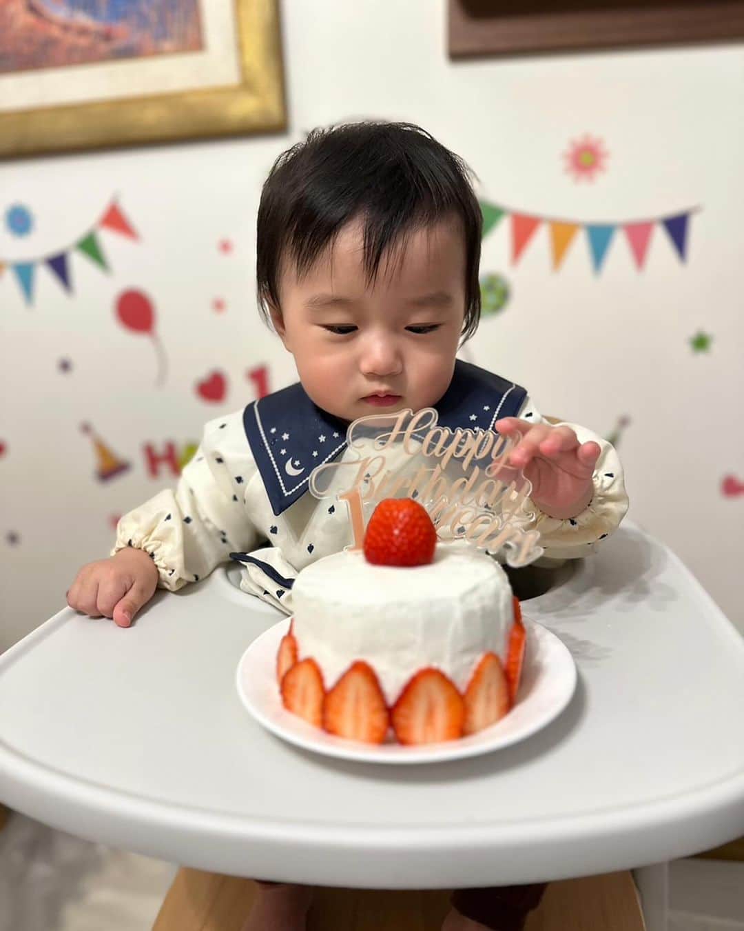 田井弘子のインスタグラム：「#甥っ子 #1歳誕生日  🎂美味しく頂きましたっ👶 って、ちゃうねん⁉️ 大惨事‼️顔一回拭いてコレみたい💦 何が起きたのよ🤣 #甥活 #おばばか」