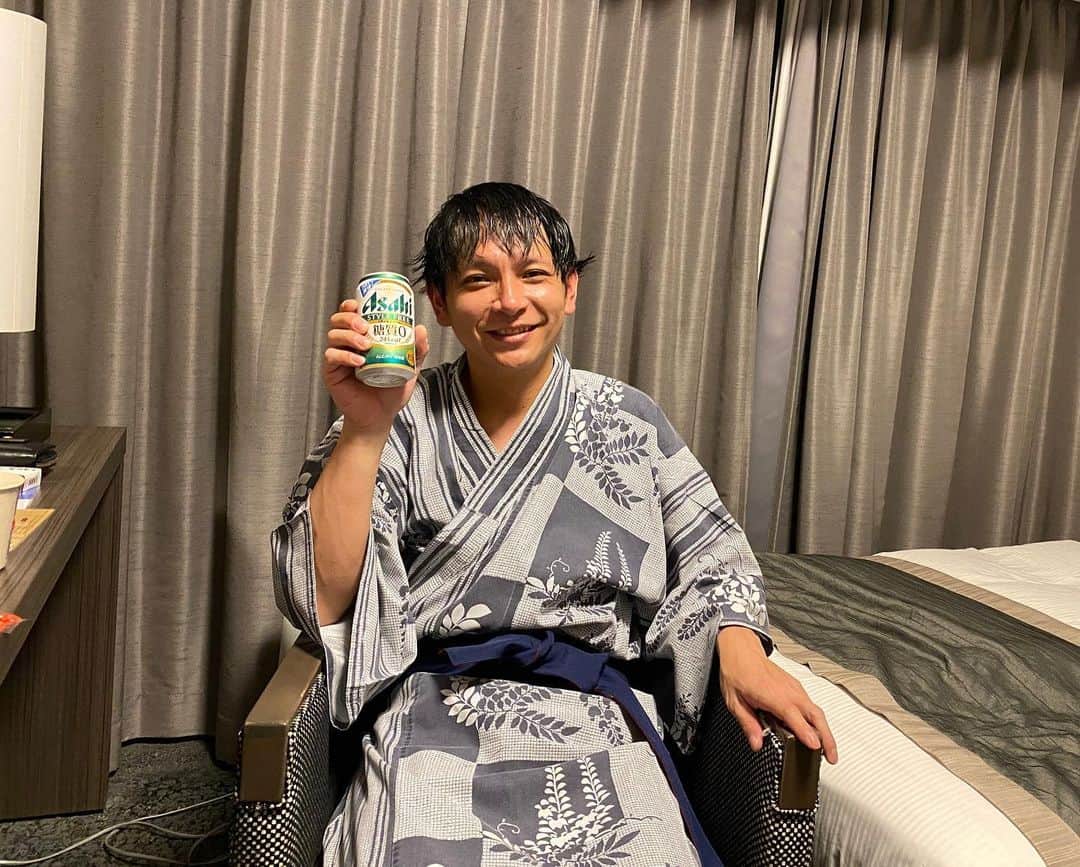 のインスタグラム：「バタバタしてて全然会えてなかったパニーニ木坂とゆっくり呑みたくてちょっと郊外のホテルで部屋飲呑み。  めちゃくちゃ楽しいけど木坂は寝てしまった。。。  #部屋飲み #パニーニ木坂 #新宿カウボーイ #かねきよ」