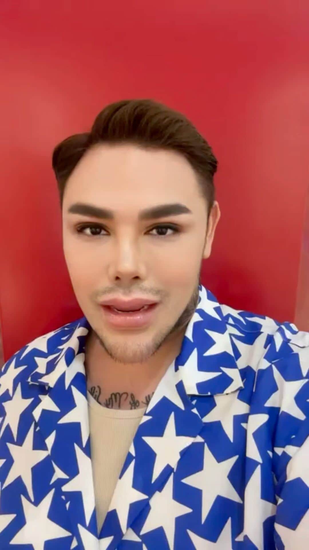 Ivan Gunawanのインスタグラム：「Selamat  berbuka  puasa kesayangan ❤️❤️❤️」