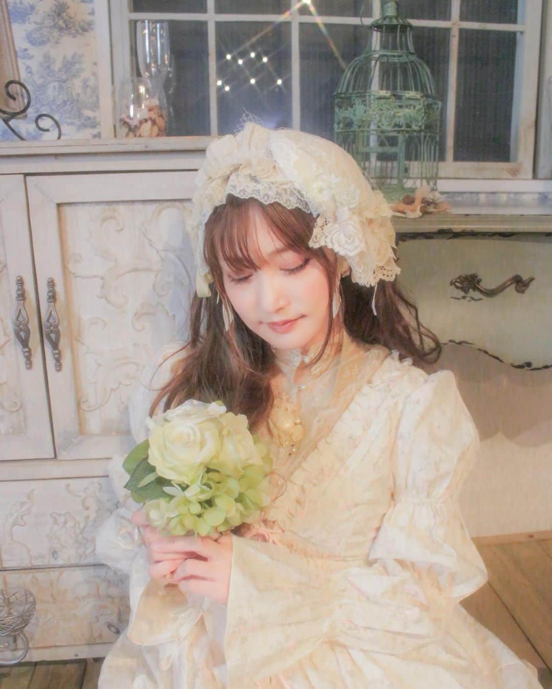 愛野えりさんのインスタグラム写真 - (愛野えりInstagram)「. 🤍🏹🤍  ✼••┈┈••✼••┈┈••✼••┈┈••✼  まるで、白昼夢🐏💐  𝓸𝓸𝓽𝓭・・🥀🫖𓈒 𓏸#ootd ┈┈┈┈┈┈┈┈┈┈ Dress ꔛ‬ #lacemade  Model : 165cm  🥀《「イヴマナー」ドレス》 Sサイズ着用 ￥13,999-  〜他私物〜  3段パフスリーブが目を惹く ロマンティックなドレス♡♡♡  お袖はキャンディースリーブ🍬 花柄とたっぷりのフリルで しっかり甘さを入れつつ  胸元のピンタックとウエストのレースアップが 気品も漂わせる 絶妙バランスが素敵な一枚🤍  ┈┈┈┈┈┈┈┈┈┈  💐🤍💐  📷撮影: 禰夢嶌れいし(@neo_15rrr )  ✼••┈┈••✼••┈┈••✼••┈┈••✼  #ロリィタ #クラシックロリータ #クラシカルロリィタ #eglcommunity  #oldschoollolita #classiclolitafashion #gothiclolita #ロリータ #classicallolita #harajuku  #ゴシックロリータ #ロリータ #ロリィタファッション #ロリータファッション #ロリータ服 #ロリータコーデ  #handmad #lolitafashion #lolitafashioncommunity #kawaiifashion #lolitadress #lolitagirl」11月27日 21時03分 - ainoeri