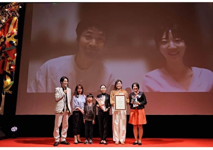 笠井信輔さんのインスタグラム写真 - (笠井信輔Instagram)「すっかり報告が遅くなりましたが  今年も、世田谷の二子玉川で 「キネコ国際映画祭」が開催され参加しました  子供さんを対象にした映画祭で 国内外から様々な映画が上映されるんです  しかも、イベントもたくさん開催していて、期間中は、たくさんの親子連れで賑わっていました  今回、私が参加したのは PTA教育プログラムで  国内外の映画を見て、20人ほどのお母さん方とディスカッション  その中から「ぜひとも、全国の親御さんに見てほしい」と言う作品を選ぶプログラムです  とても充実していて、有意義な体験でした  様々な困難をテーマにした映画は 自分たちの子育ての実体験と重なることも多く  皆さん、自分の体験を色々と披露しながら、作品に対する思いを語ってくださって いろいろと気づきを得ることができました  ディスカッションの中身が書かれた模造紙です  最終的に、私たちが選んだのは 日本映画の「スイート」と言う作品  ダンスのバレエ上達のために、幼い娘に無理矢理ピアノを習わせるお母さん  そしてそこからはじまる、子供とピアノの先生との交流  今度はその交流に目くじらを立てる母親  子供のためにと思っていろいろやる母親と子供の本当の気持ちのすれ違いを描いた良作です  ひどい母親だなぁと思いながらも、完全にその母親を責めることができないと言う、親ならそんな気持ちになってしまうんです  子供のために、親はどこまで何をすればいいのか？  子供の自主性を尊重して 自由にさせておけば良いのか？  様々なテーマが内包されている作品でした  「スイート」は、PTA賞のほかに特別賞受賞し 表彰式で表彰をさせていただきました  こうした映画を全国の学校で上映し、PTAの親御さんに観てもらえるとほんとに意味があると思いました  「キネコ映画祭」良い映画祭です」11月27日 21時04分 - shinsuke.kasai