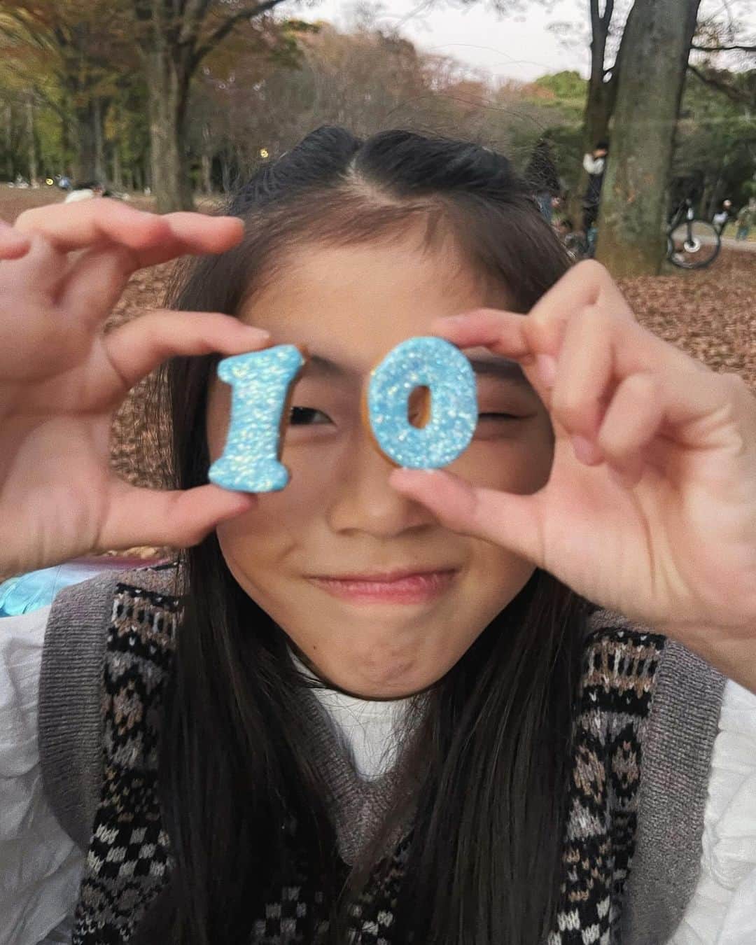 岩渕加恵さんのインスタグラム写真 - (岩渕加恵Instagram)「🍒 1 t h & 1 0 t h 🎂 ふたりともおめでとう！🎉  みんな一緒にお祝いしてくれてありがとう🫶🏻🫶🏻  coco姉👧🏻🌈 いつも翠たん、翠たんって可愛がってくれて テレビ電話してくれてありがとね☺️✨ 10歳おめでと〜う🩵🩵🩵🩵🩵  ここだけの話、いつか一緒に合コン行くらしい🤫笑  #ハデハデケーキかわいっ♡ #誕生日おめでとう♡ #いつまでも仲良しでいてねっ♡」11月27日 21時04分 - kae0113