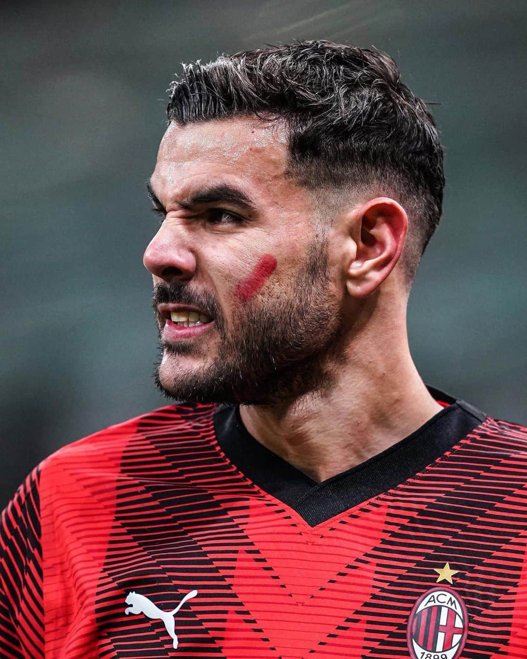 のインスタグラム：「All Serie A players wore red marks on their cheeks this weekend to send out a message against domestic violence 🔴🙏」