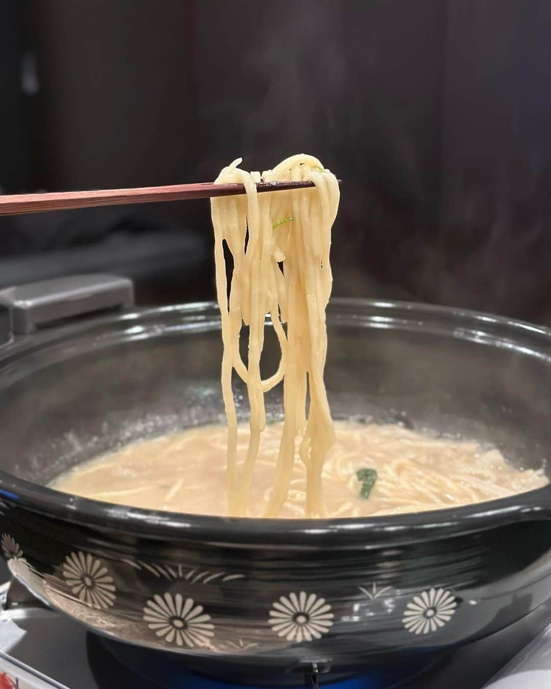 黒田麻理耶さんのインスタグラム写真 - (黒田麻理耶Instagram)「🍲🥢 . 「もつ鍋次郎(@mtnb_jiro)」のもつ鍋セットをお取り寄せ✨ 初めて自宅でもつ鍋したけど、すごく良かった😍💕 . スープの味は7種類あって、今回はベーシックな 白味噌を選びました❣️ もつが大きくてプリプリで美味しかったなぁ🥰 シメはラーメンにしつつ、雑炊もやっちゃいました🤭 . 冬はやはり鍋ですねぇ🍲✨ . #PR  #もつ鍋次郎  #もつ鍋 #お取り寄せ  #お取り寄せグルメ  #お取り寄せ鍋 #お取り寄せもつ鍋」11月27日 21時05分 - mariya_kuroda