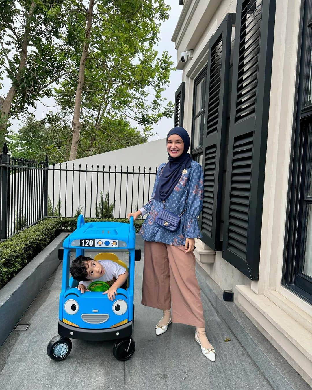 Shireen Sungkarのインスタグラム：「Main kerumah si kasep @tercipungcipung  MasyaaAllah tabarakAllah  Bareng my sayang @ukkasyahki 🤍」