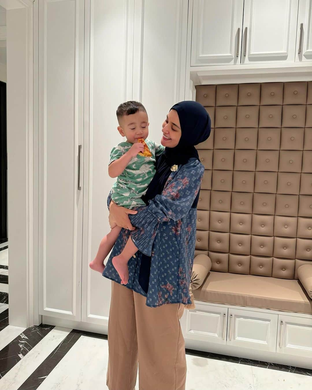 Shireen Sungkarさんのインスタグラム写真 - (Shireen SungkarInstagram)「Main kerumah si kasep @tercipungcipung  MasyaaAllah tabarakAllah  Bareng my sayang @ukkasyahki 🤍」11月27日 21時16分 - shireensungkar