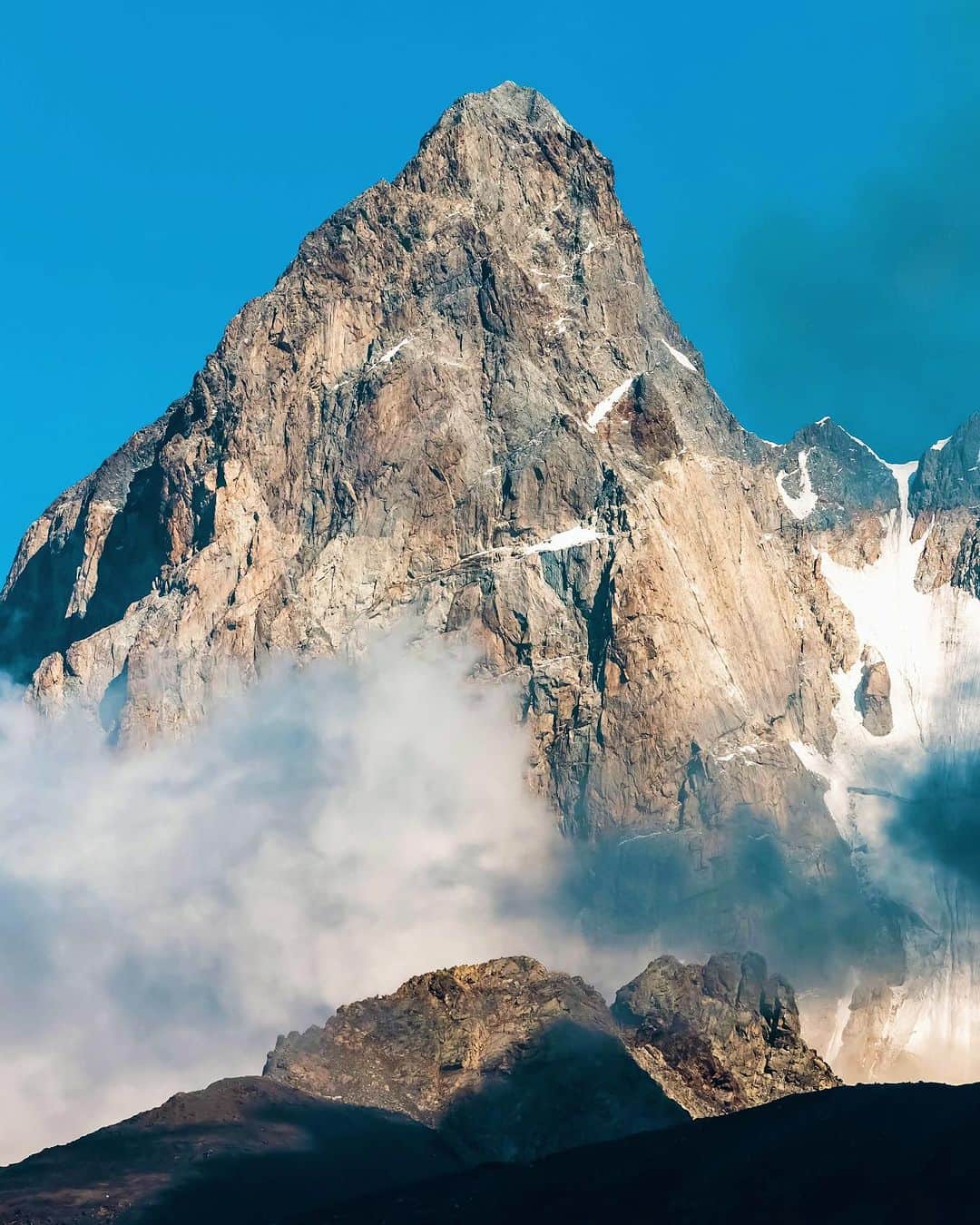 上田優紀のインスタグラム：「ギリシア神話を思い出しながら登るコーカサスの山。」