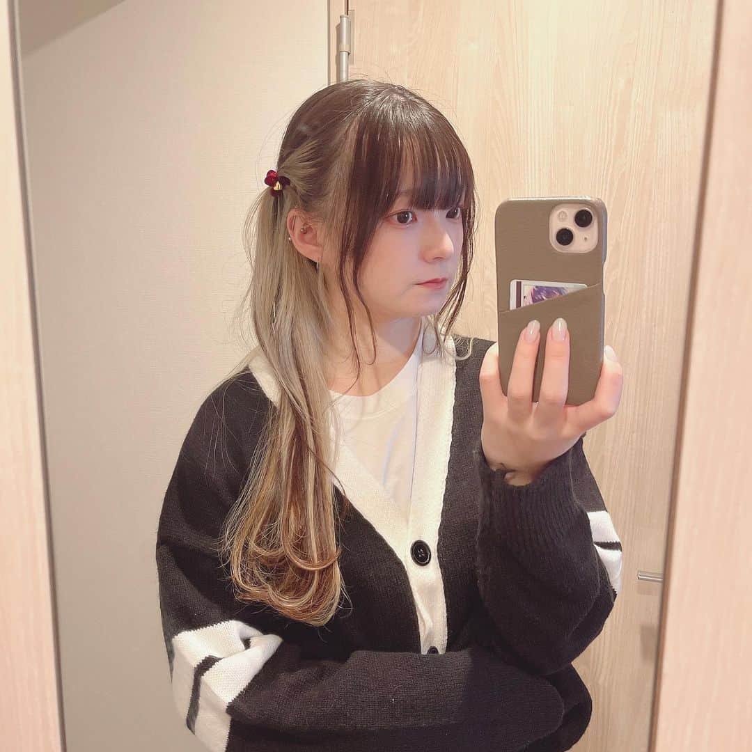 ねぎまのインスタグラム：「. . 寒いからカーディガン着がち⛄️ . cardigan:GRL T-shirt:UNIQLO iPhone case&hair clip:3coins . . #GRL #UNIQLO #3coins」